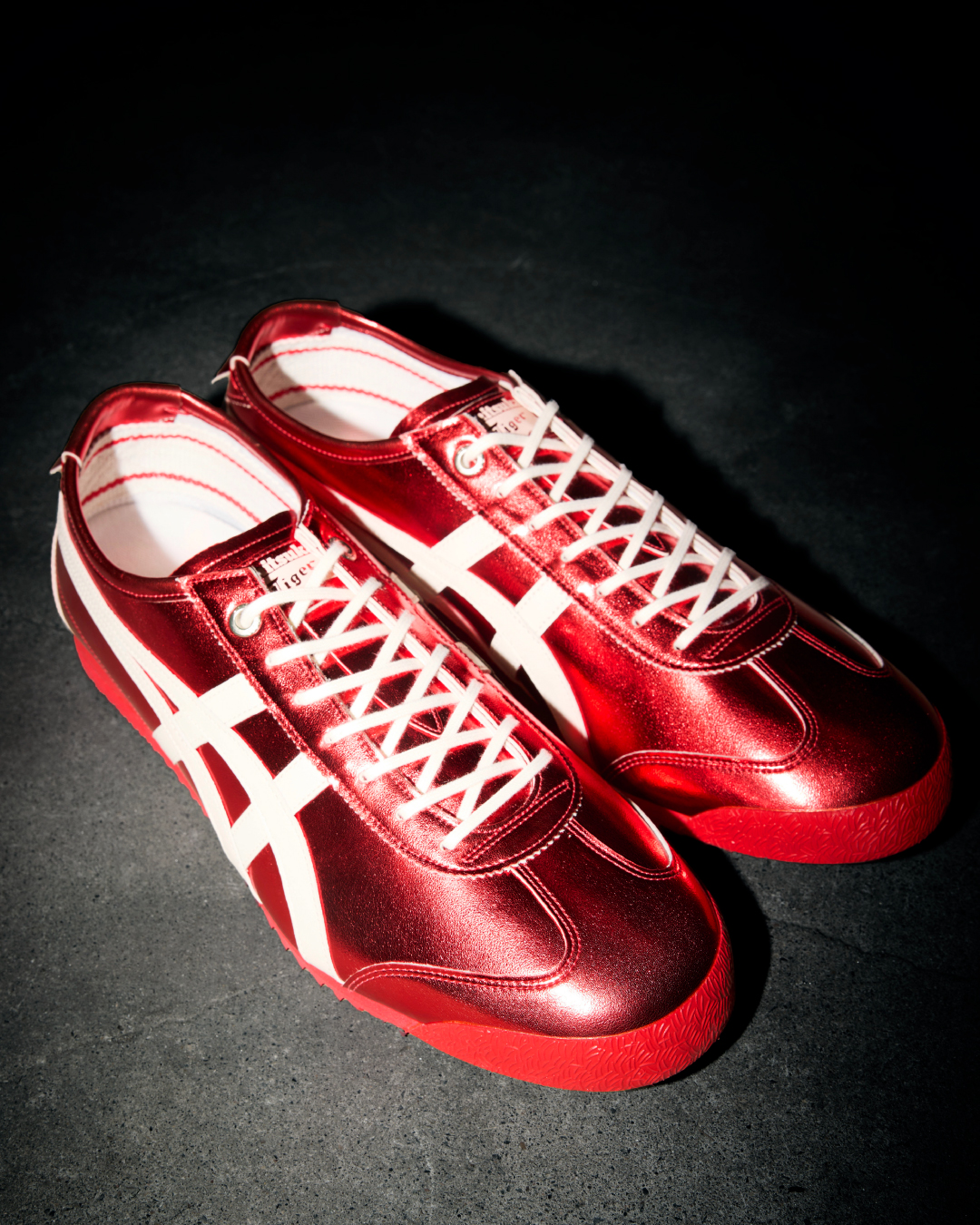 MEXICO 66 SD METALLIC烈焰紅。NT$5,580（Onitsuka Tiger提供）