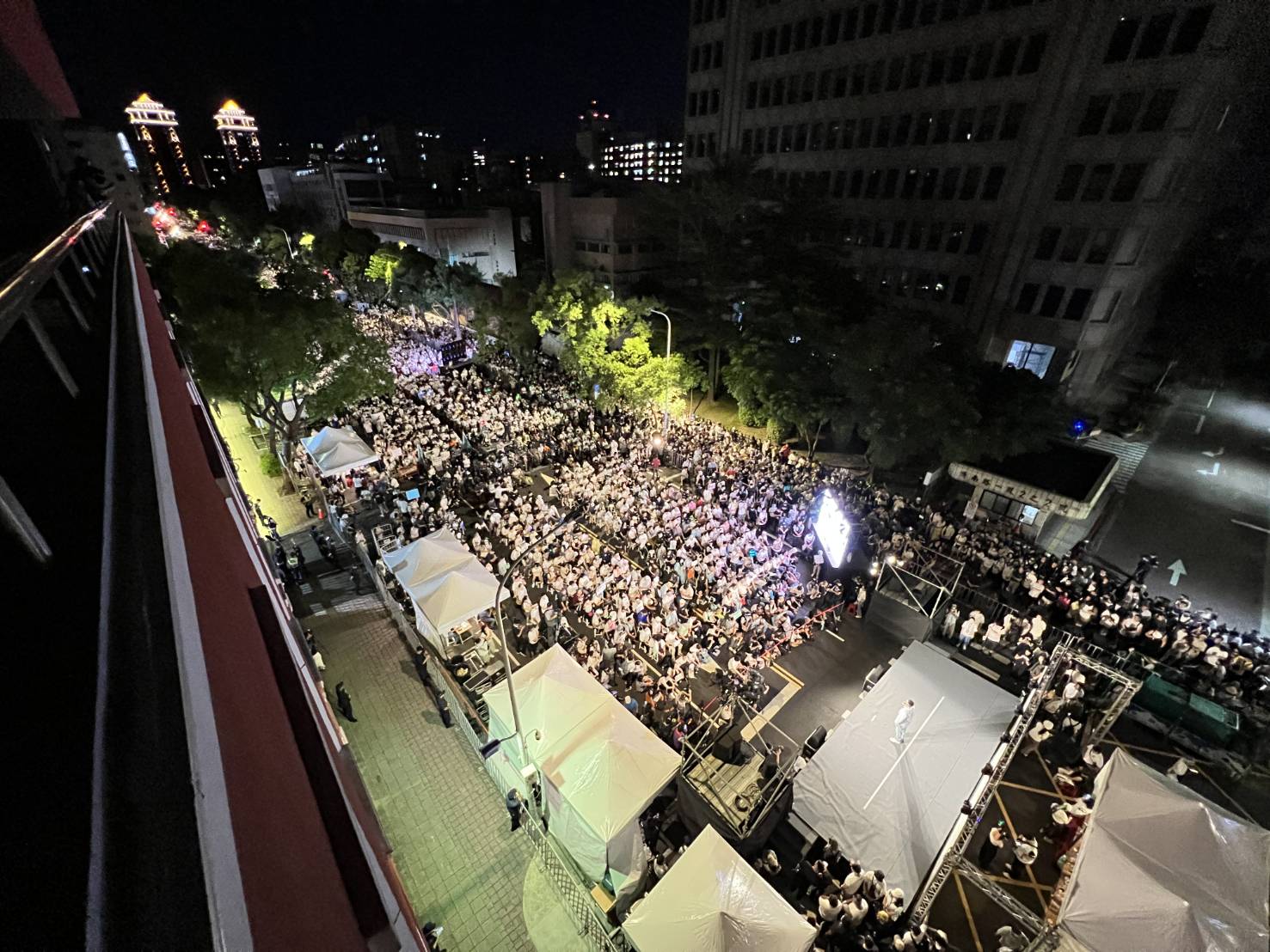 民眾黨8日晚間在立法院旁發起首場公民開講，現場湧入萬名小草相挺。