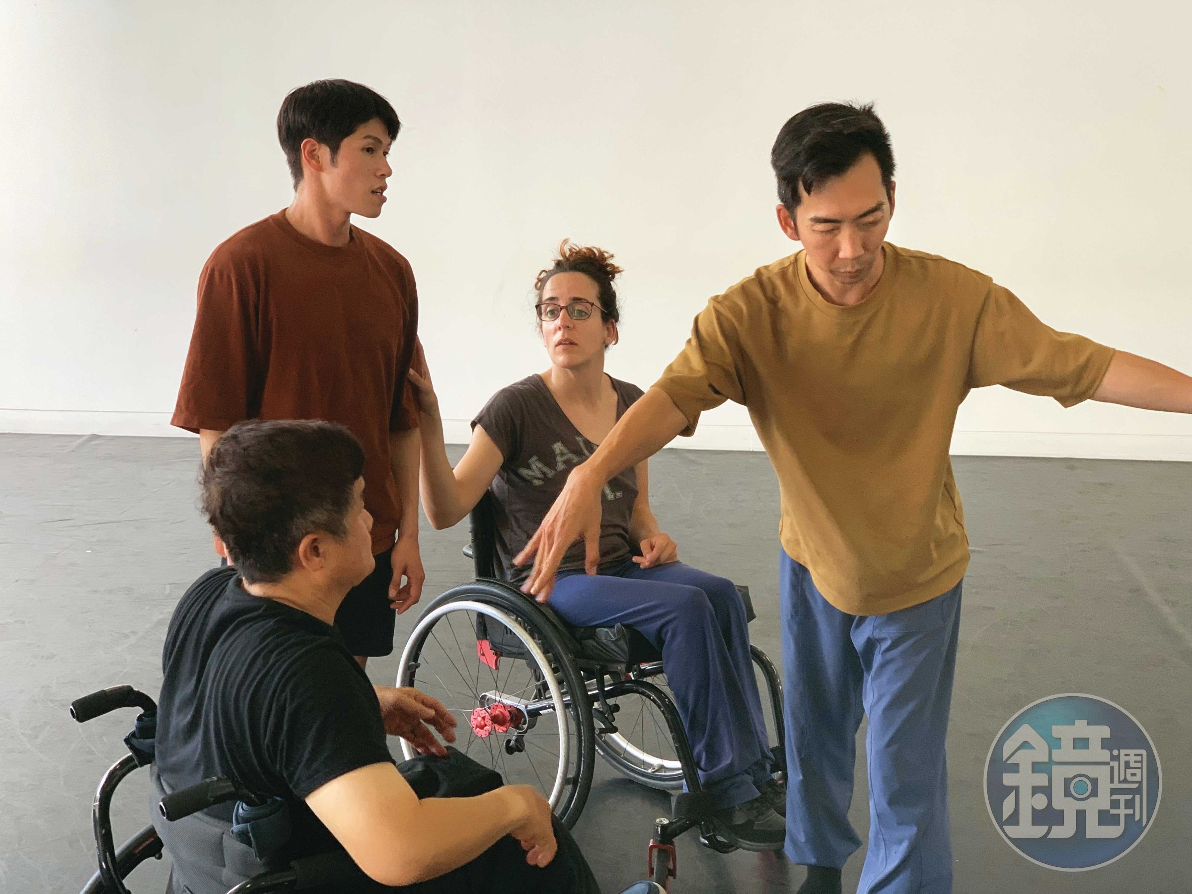 張忠安（右）和舞者們共同創作《冰河時期》。左下為障礙舞者鄭祐承。（滯留島舞蹈劇場提供）