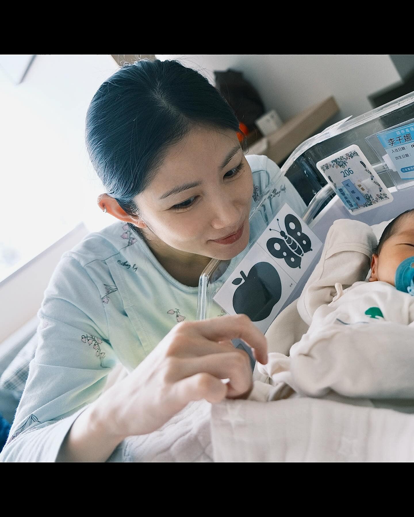 李千娜分享和寶寶在月子中心的片刻。（翻攝臉書）