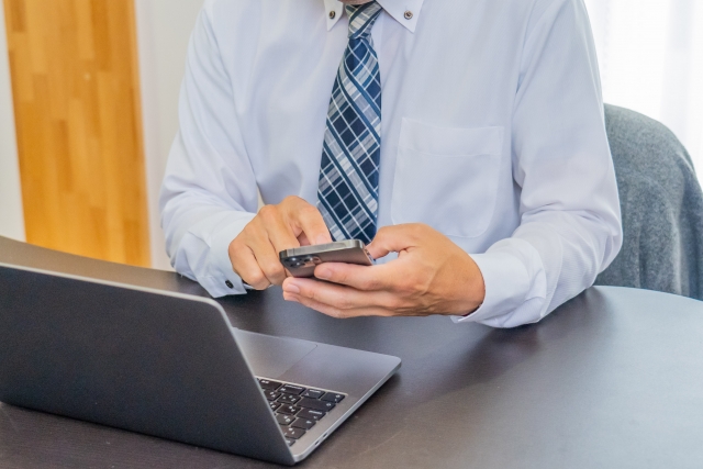 網友透露自己公司內只有他一個員工，業務量少到到大多時間都在滑手機、追劇。（示意圖，photoAC）