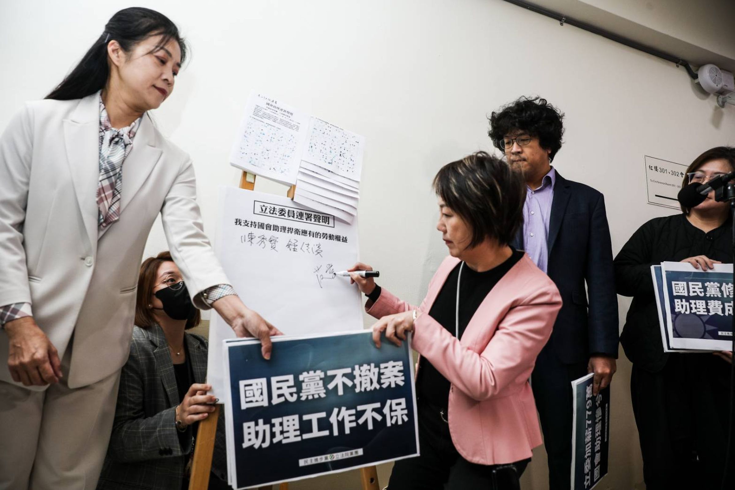 民進黨立委今參與連署聲援國會助理，抗議藍委陳玉珍等人的助理費除罪化相關修法。（鏡報鄒保祥）