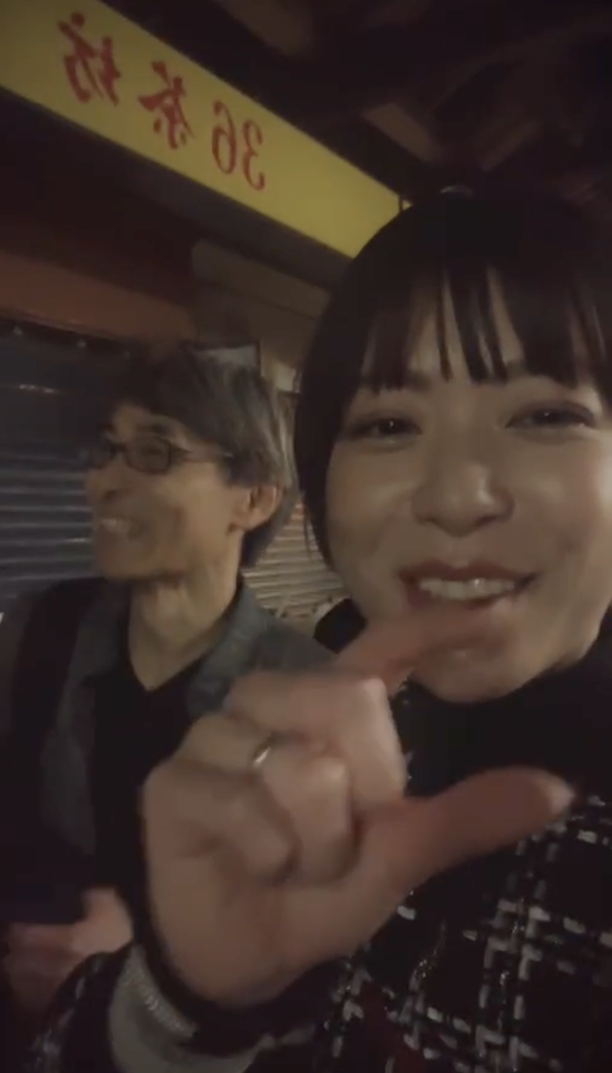 上野樹里在見面會後還去逛夜市，開心地開直播跟大家邊走邊聊。（截圖自上野樹里INS）