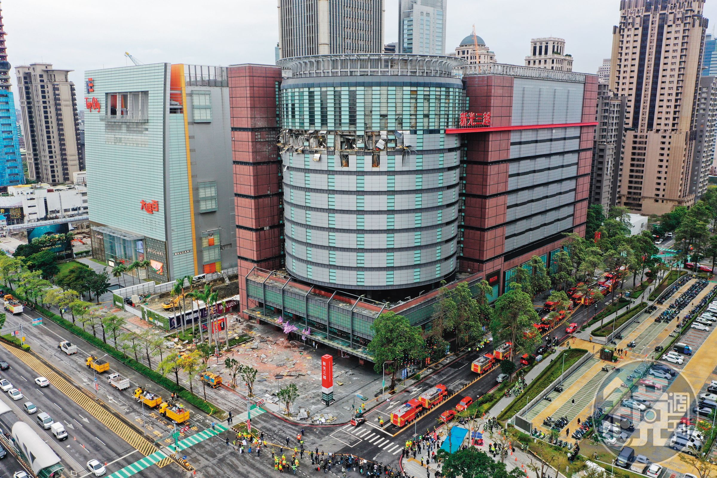 氣爆造成台中新光三越高樓層嚴重受損,雖無立即坍塌危險,但仍是危樓。