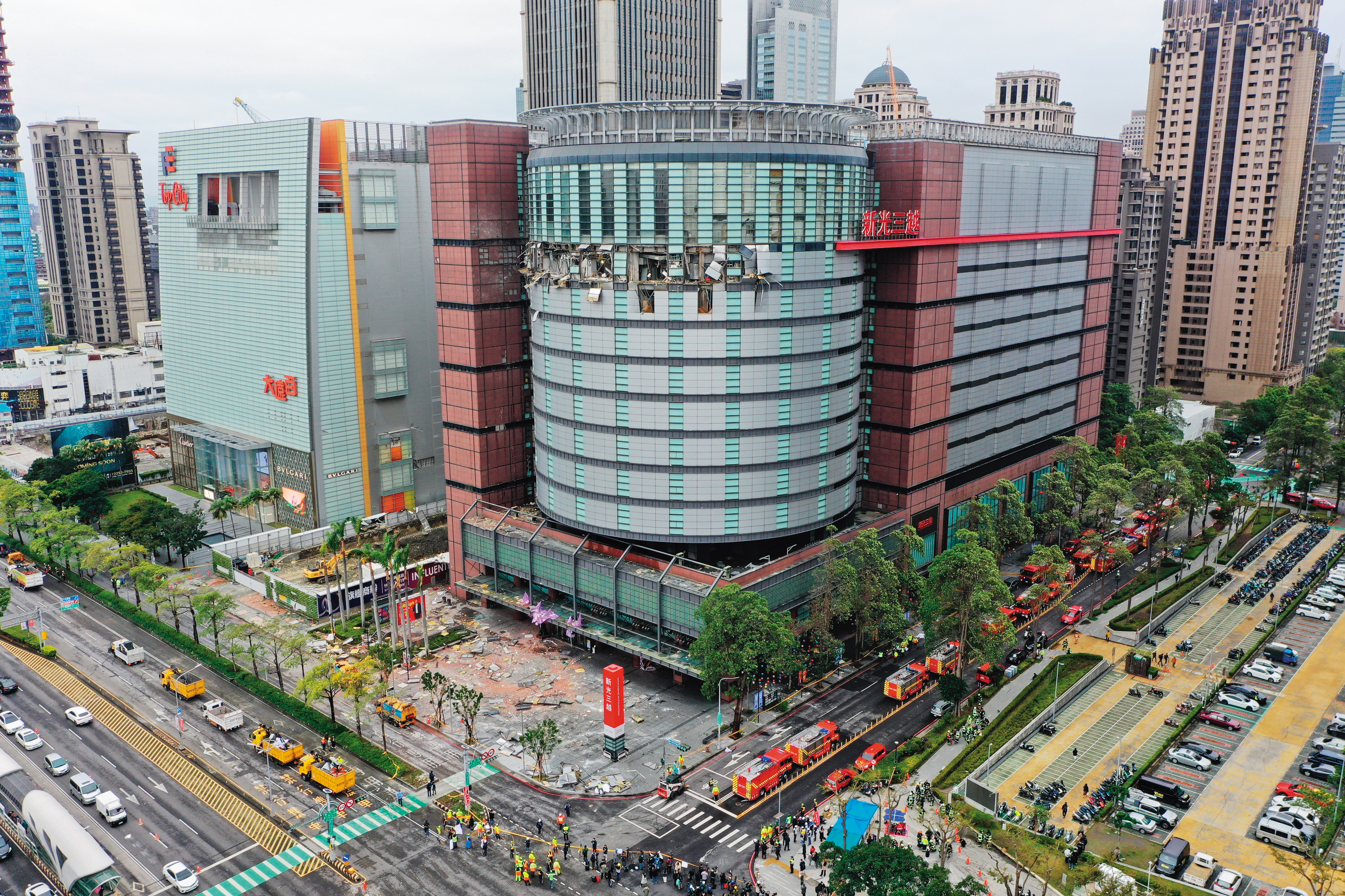 氣爆造成台中新光三越高樓層嚴重受損，雖無立即坍塌危險，但仍是危樓。