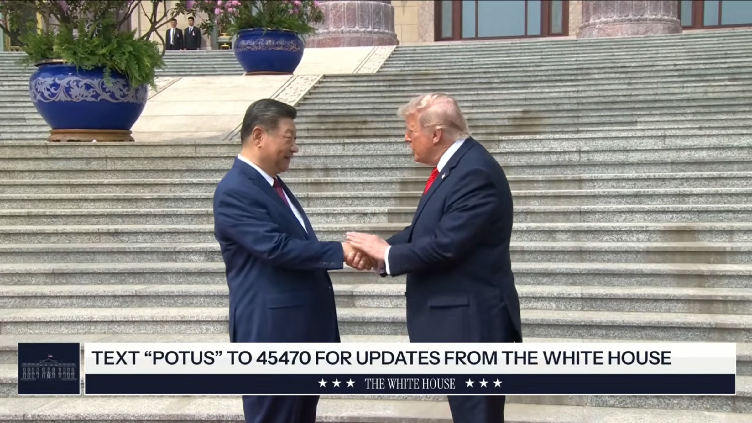 川普與習近平握手14秒。（翻攝YT@The White House）