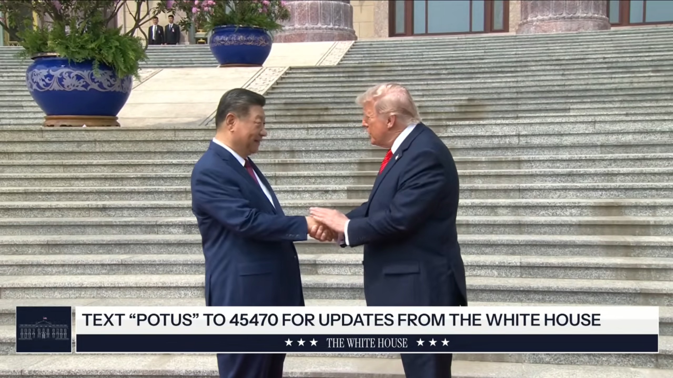 川普與習近平握手14秒。（翻攝YT@The White House）