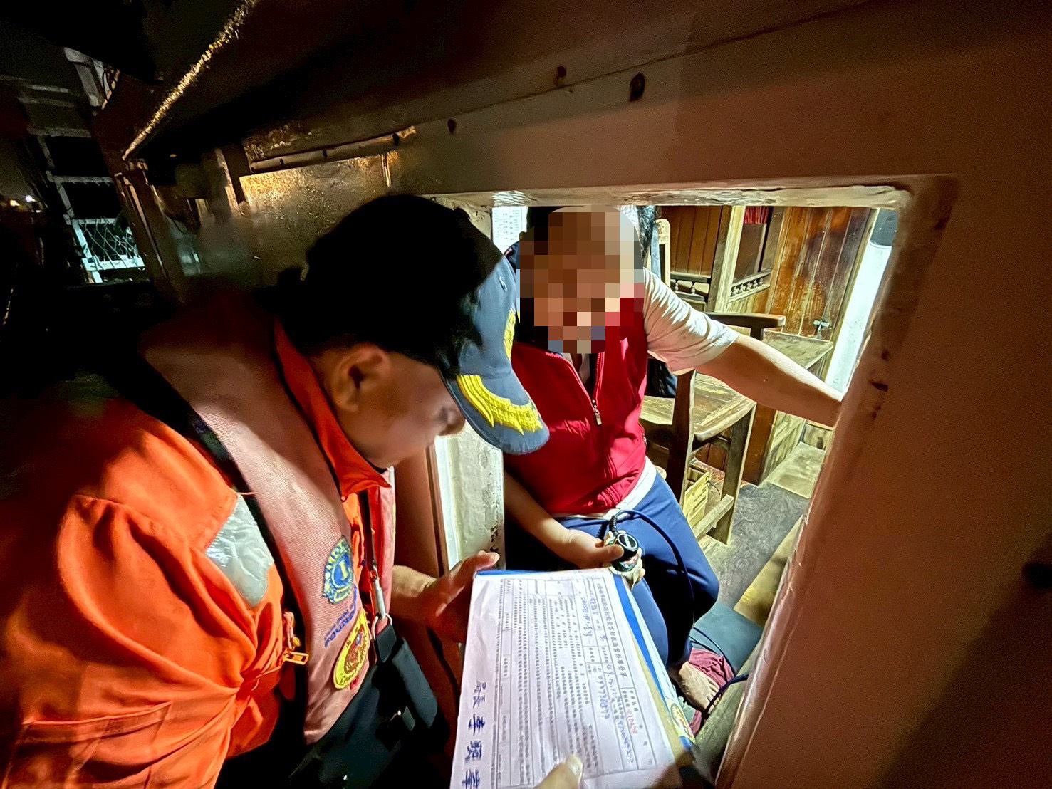 海巡署南部分署第一一岸巡隊安平商港安檢所依法開立舉發單，為本次颱風期間首起違反禁制令案件。（海巡署提供）