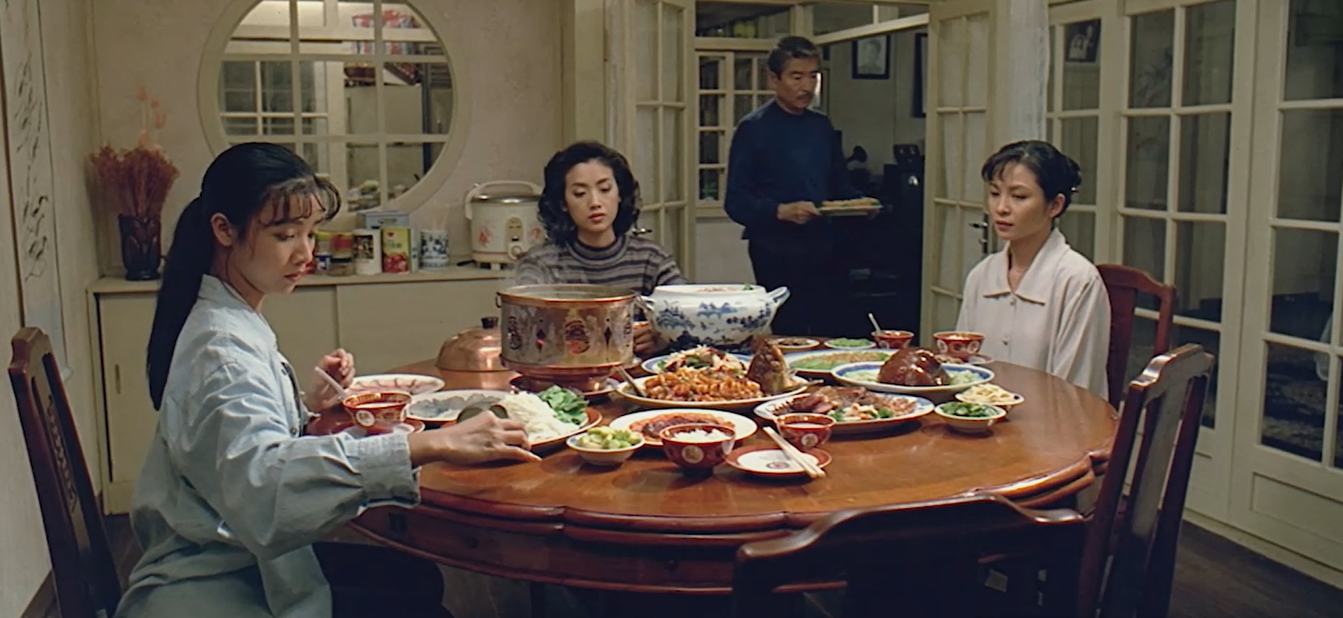李安在《飲食男女》裡將飯桌作為「天下無不散的筵席」的隱喻，不少劇情在飯桌推進。（國家影視聽中心提供）