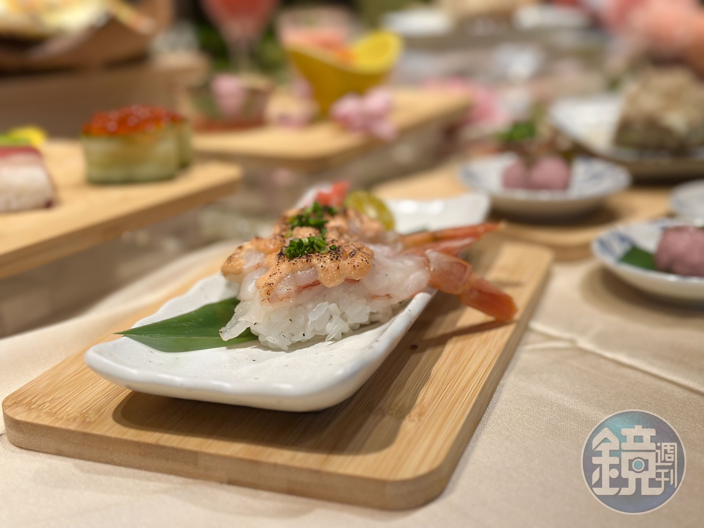 「炙燒明太子紅蝦握壽司」蝦肉甜美，搭配焰烤後的明太子，鹹鮮有味。