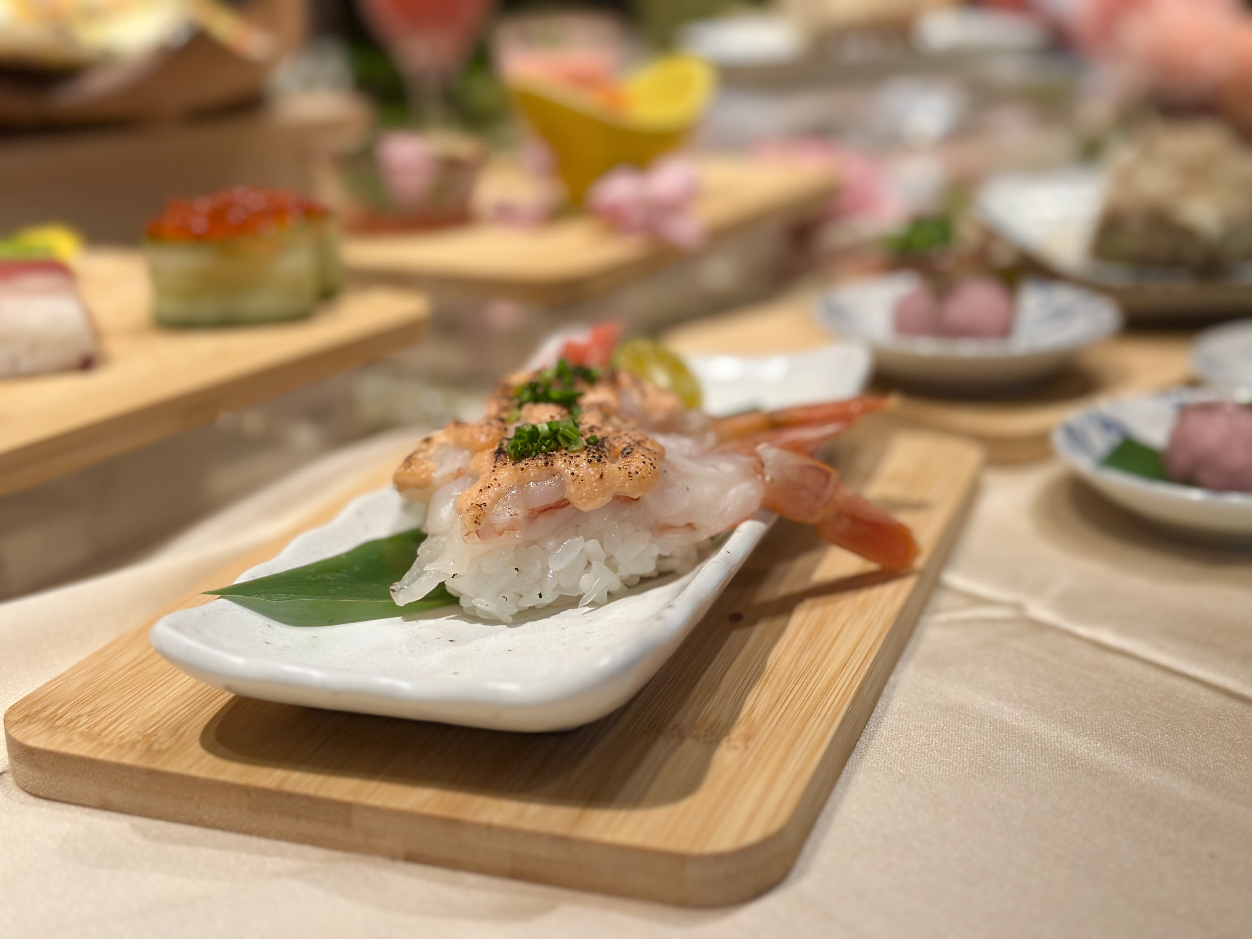 「炙燒明太子紅蝦握壽司」蝦肉甜美,搭配焰烤後的明太子,鹹鮮有味。