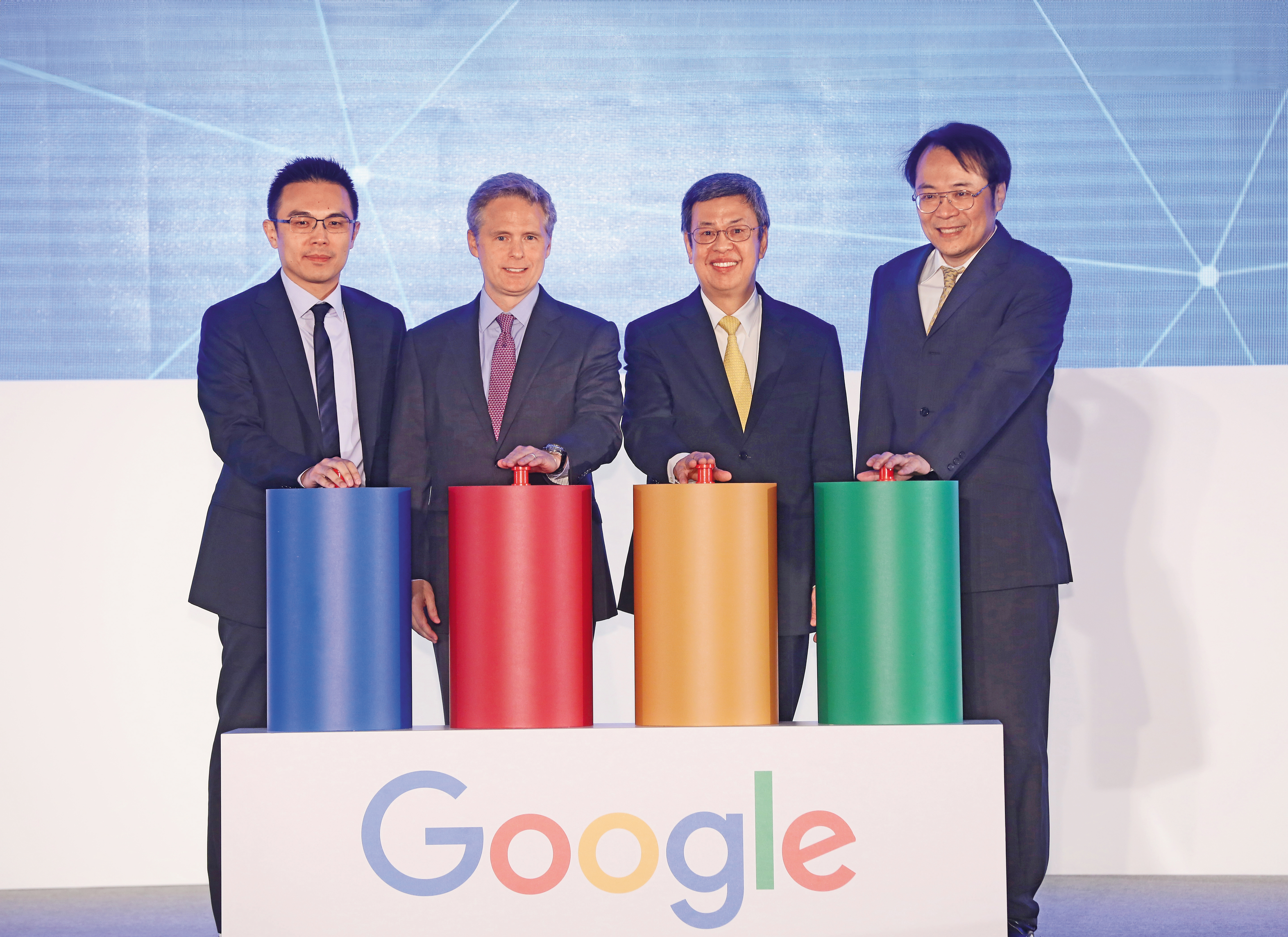 2018年初，Google啟動「智慧台灣計畫」，在台建立亞洲最大研發中心。圖為2018年7月，時任副總統陳建仁（右2）、時任Google台灣董事總經理簡立峰（右1）共同參與智慧台灣計畫啟動典禮。
