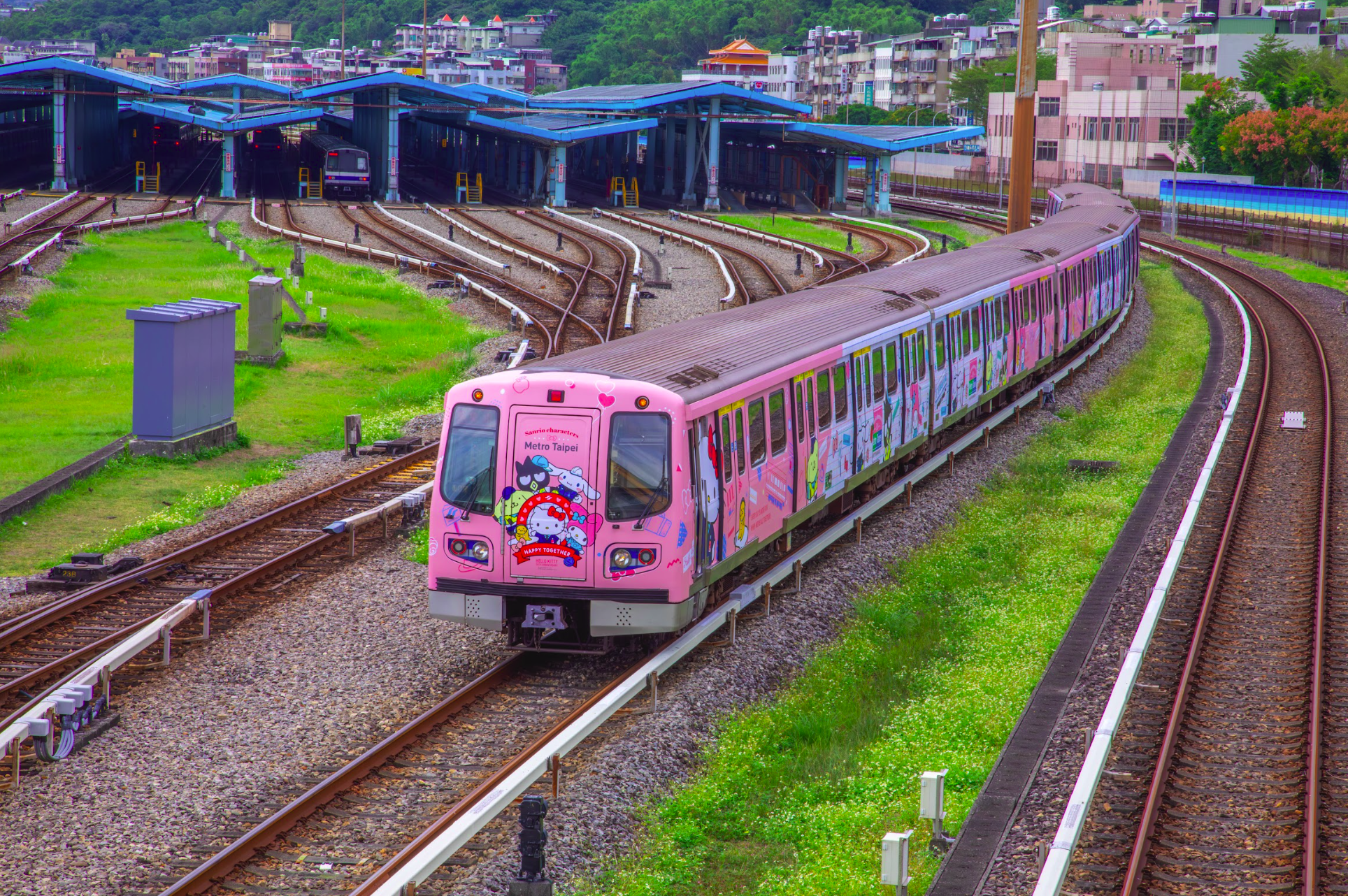 Hello Kitty在台北跨界聯名捷運彩繪列車與主題商店。（台灣三麗鷗股份有限公司提供）