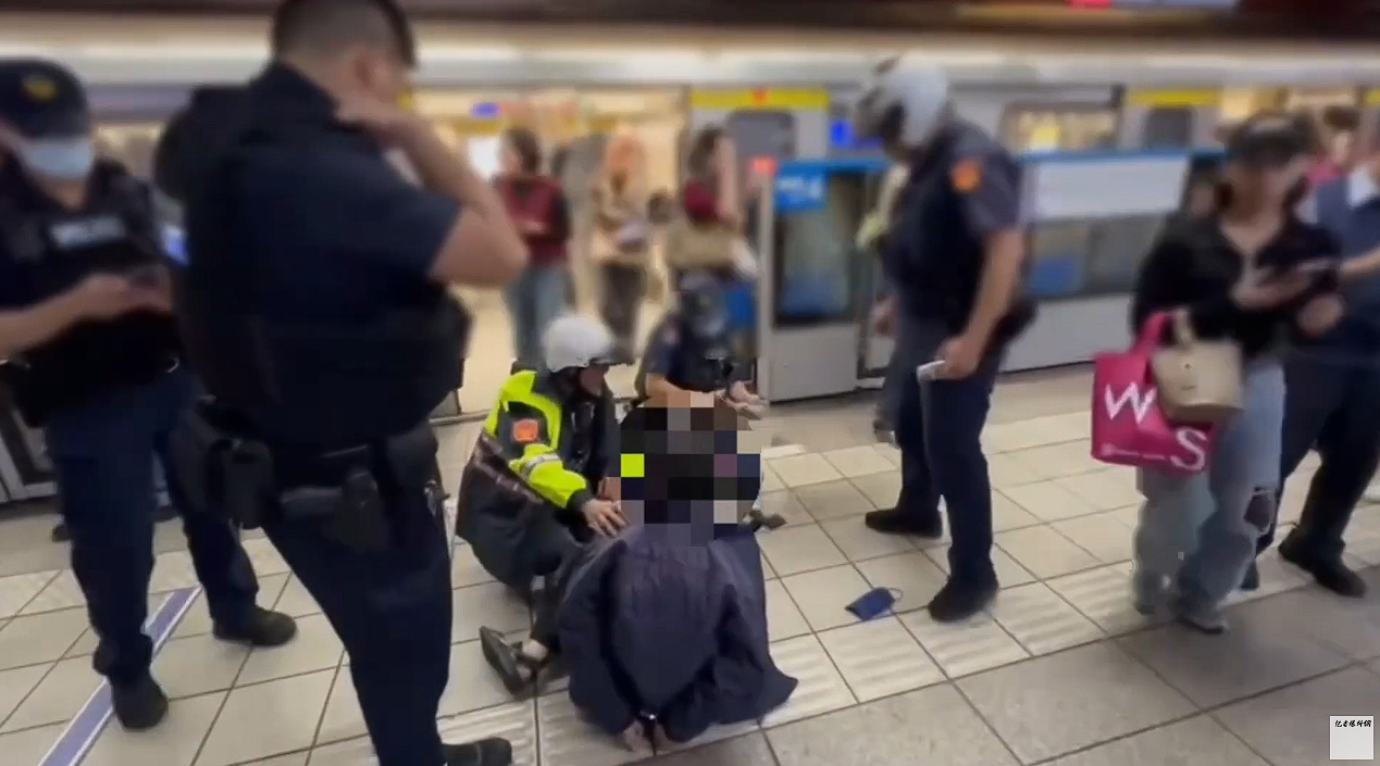 北捷傳出有女子持刀攻擊乘客，警方在新埔站將她逮捕。（翻攝自記者爆料網）