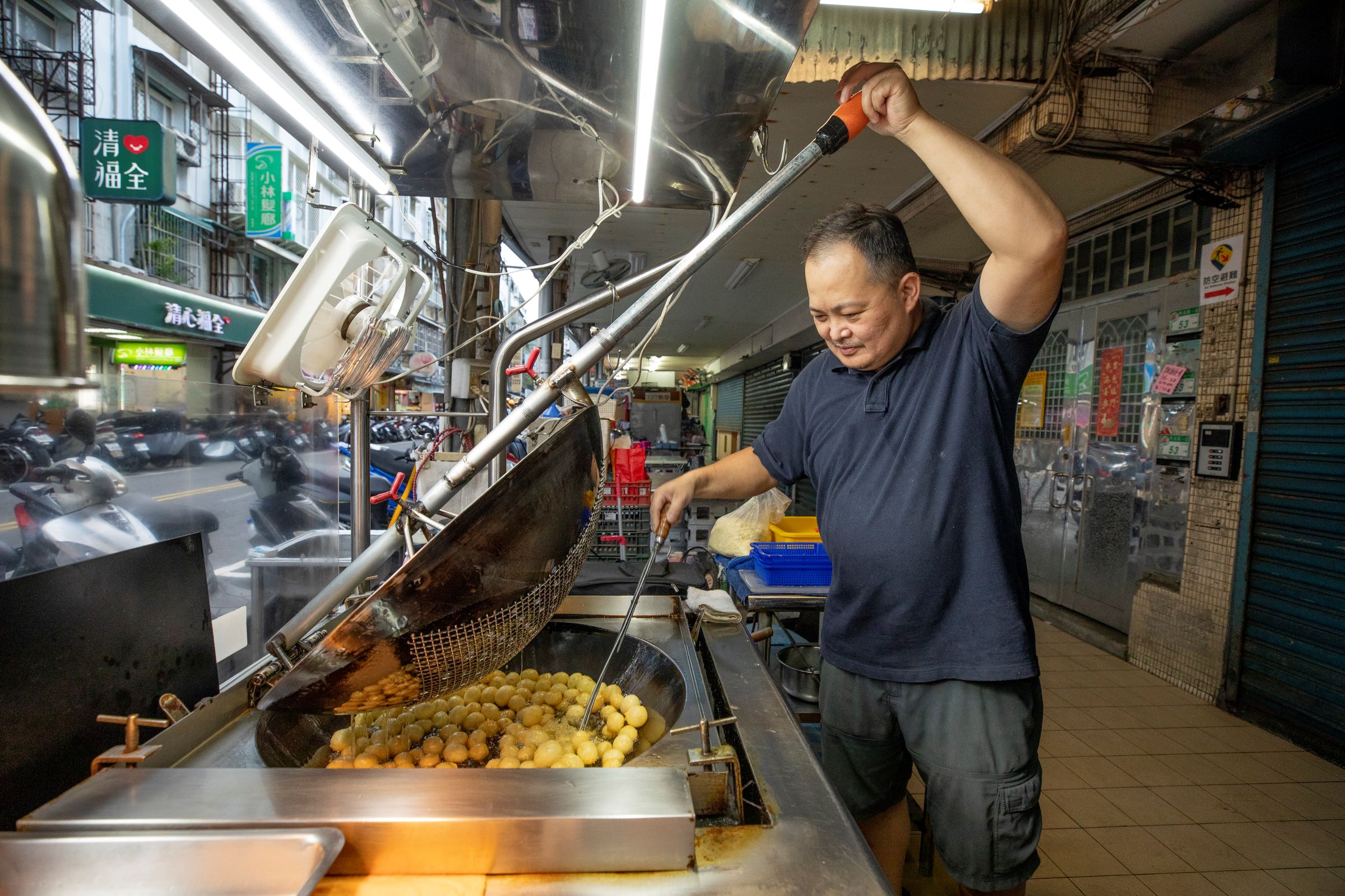 台北第六好吃地瓜球老闆劉在泓靠地瓜球大翻身，但起初，他只是把這銅板小吃當工作，並沒有老闆心態把它當事業來經營，導致生意普通，後被點醒後，才認真研究、做好每一個好吃的環節。