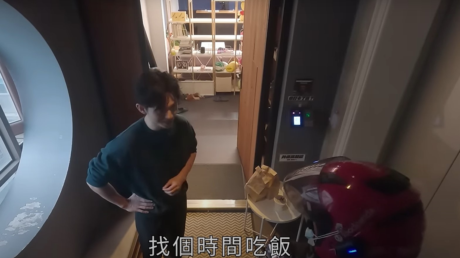 外送員答應博恩會先好好休息吃頓飯再跑下一單，電梯門關上後才伸手擦拭淚水。（翻攝自曾博恩YT頻道）