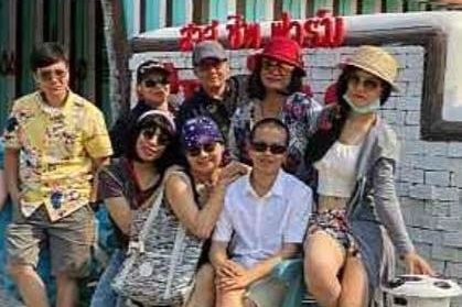 臉書專頁「CSI LA」指控Ketumadee Sriwararam寺的尼姑「穿便服、戴假髮、化妝、與女性友人親密合影、並於高級私人度假村唱卡拉OK」。（翻攝自CSI LA）