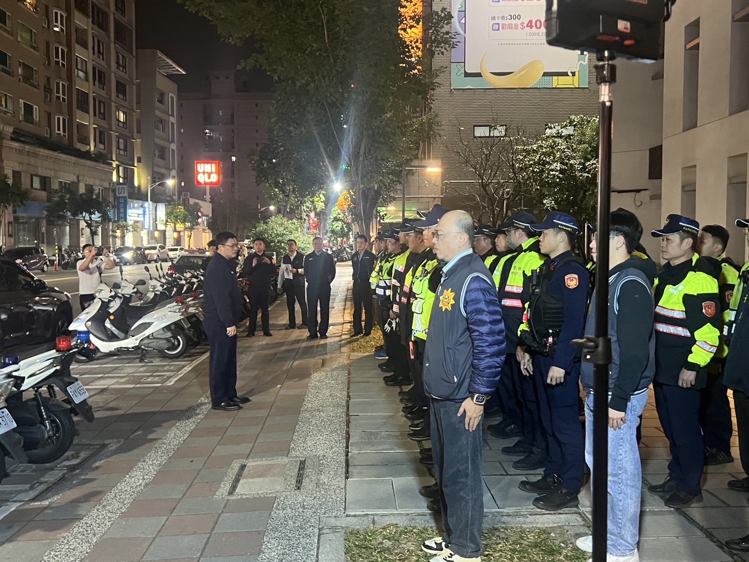 新北警方執行突襲式查察及約制注控。(警方提供)