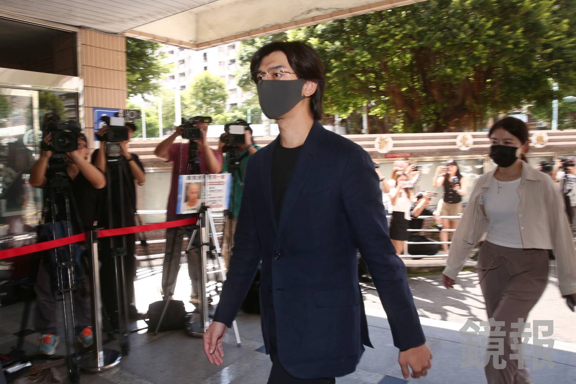 陳柏霖戴眼鏡、口罩並身穿深色西裝現身。（鏡報李鍾泉攝）
