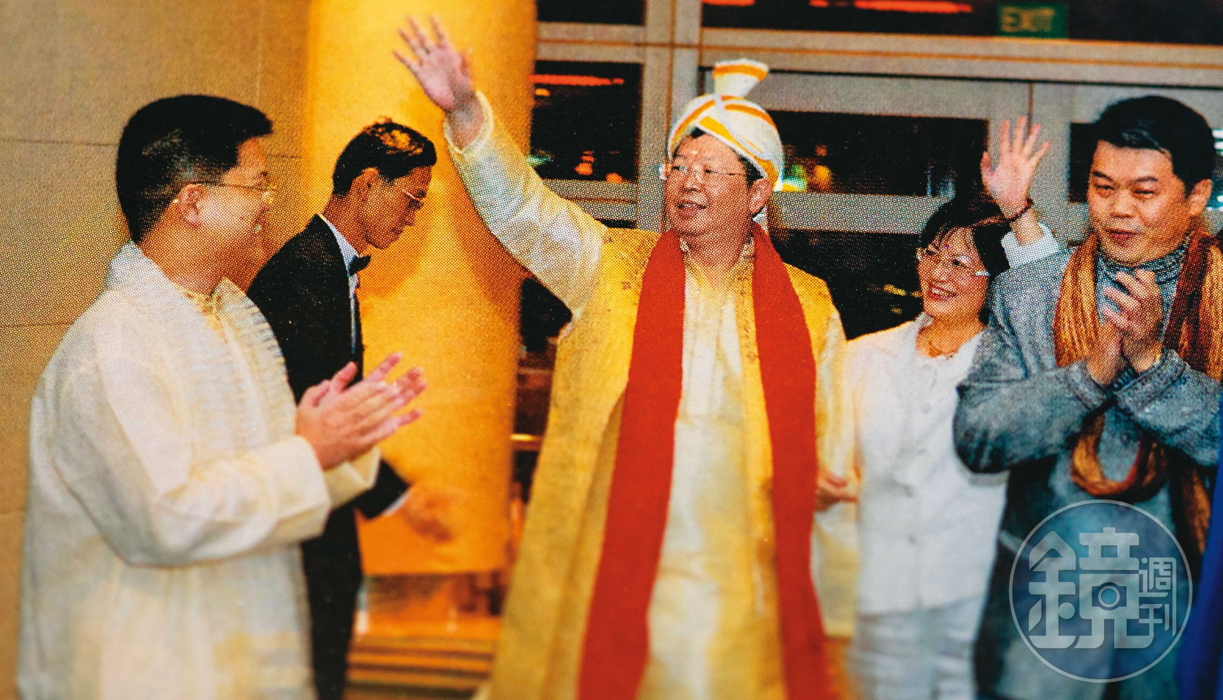黃振輝(中)、呂秀金(右2)在活動中刻意穿著特異。(受訪者提供)