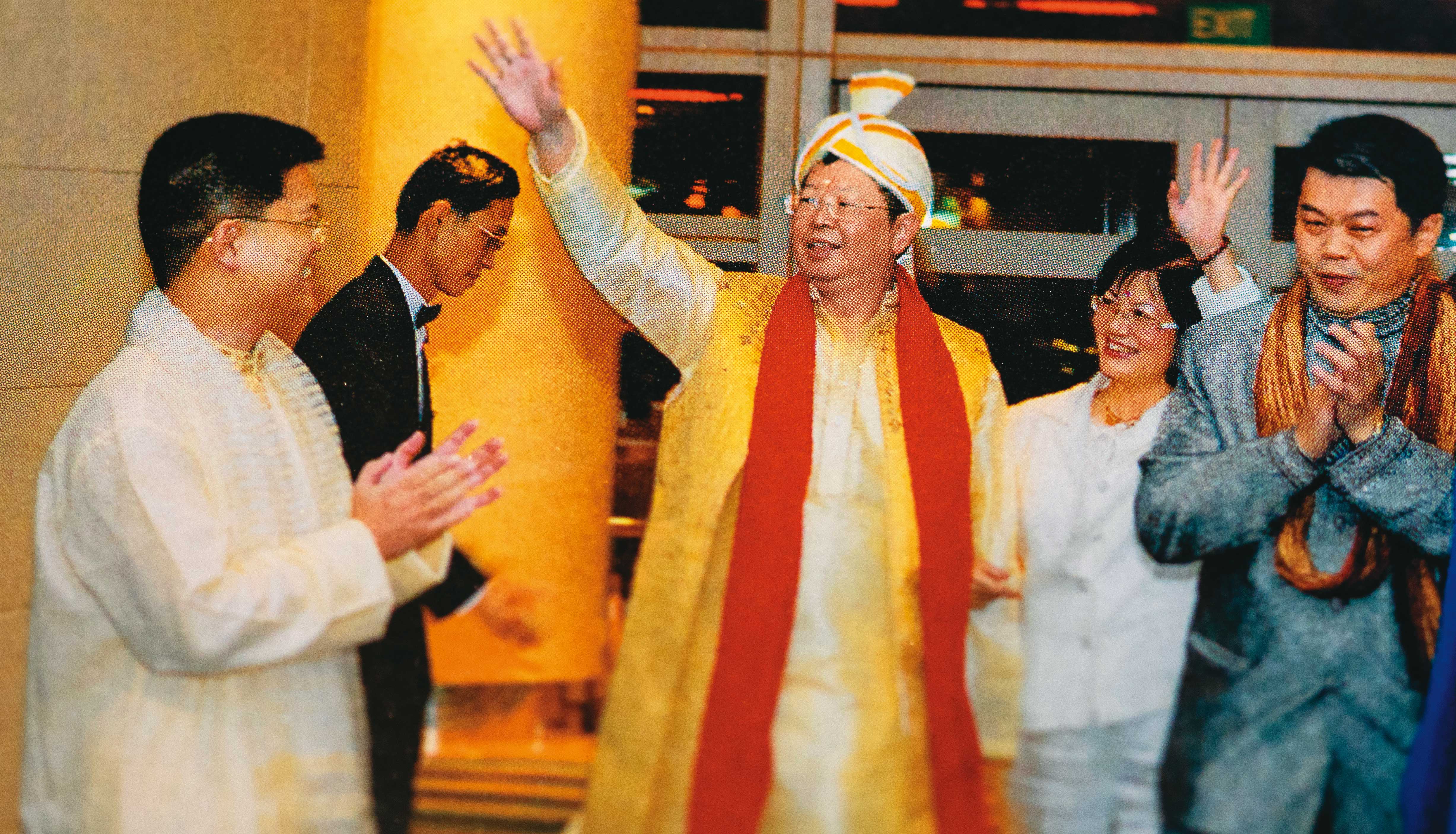 黃振輝（中）、呂秀金（右2）在活動中刻意穿著特異。（受訪者提供）