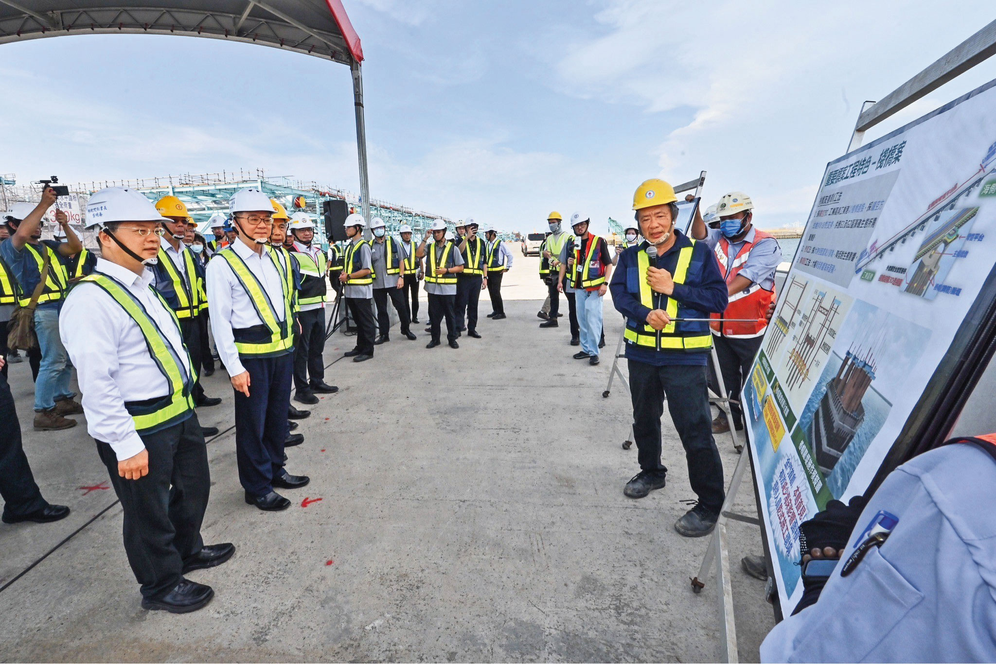 液化天然氣接收站工程攸關台灣能源穩定,行政院長卓榮泰也曾視察相關工程進度。(翻攝行政院官網)