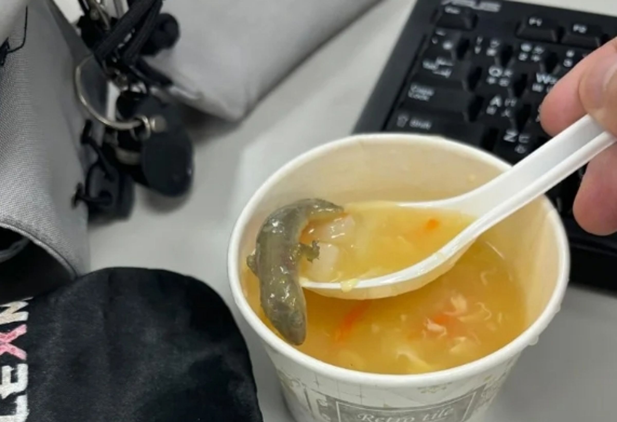 一名網友赴高雄某湯包店外帶玉米濃湯，返家後喝了4、5口濃湯後，竟發現湯內發現「一整隻壁虎」。（翻攝自Threads）