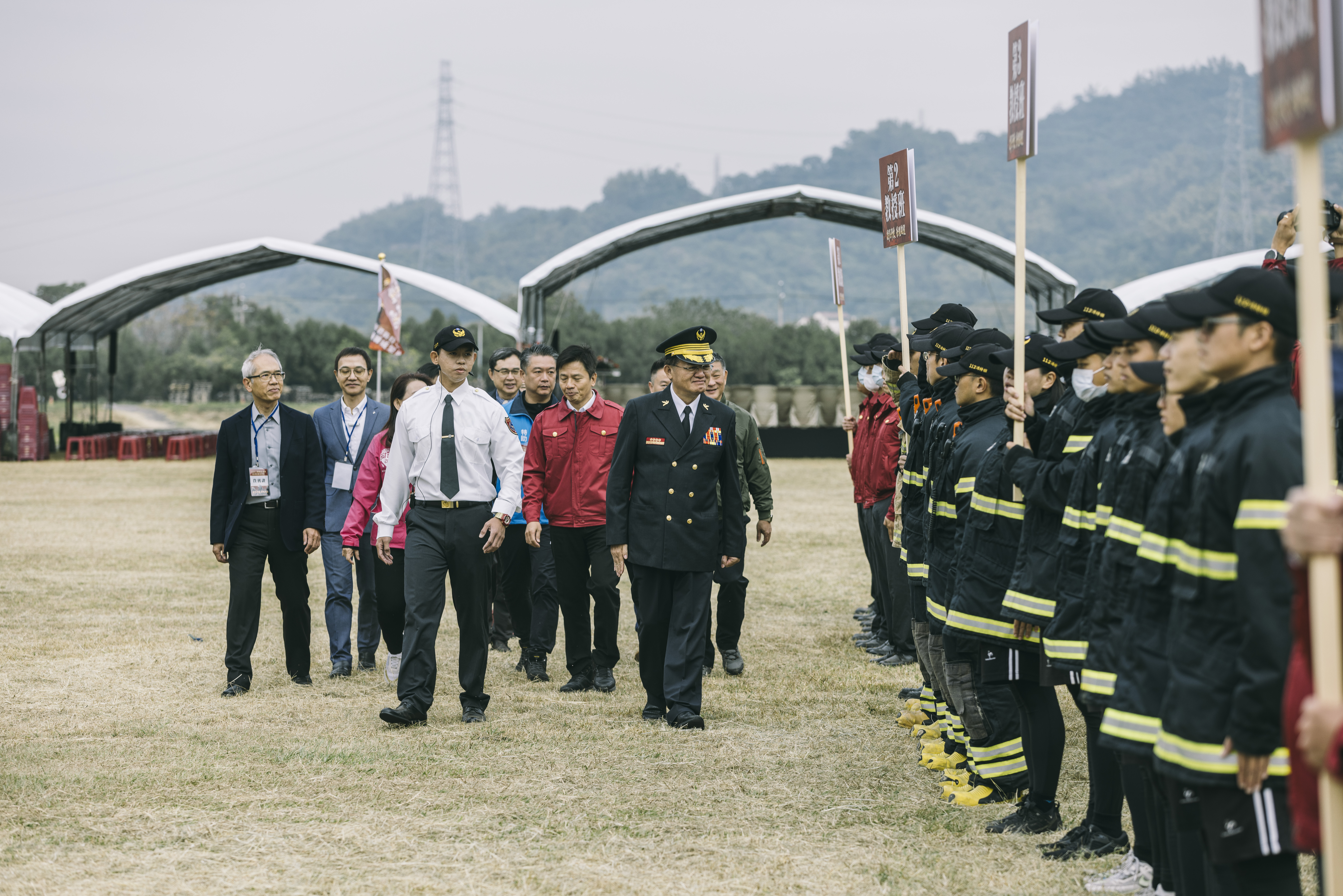消防署今日於南投消防訓練中心舉辦「112年消防特考班結訓演練成果展」，消防署長蕭煥章(穿制服者)蒞臨現場表揚。消防署提供
