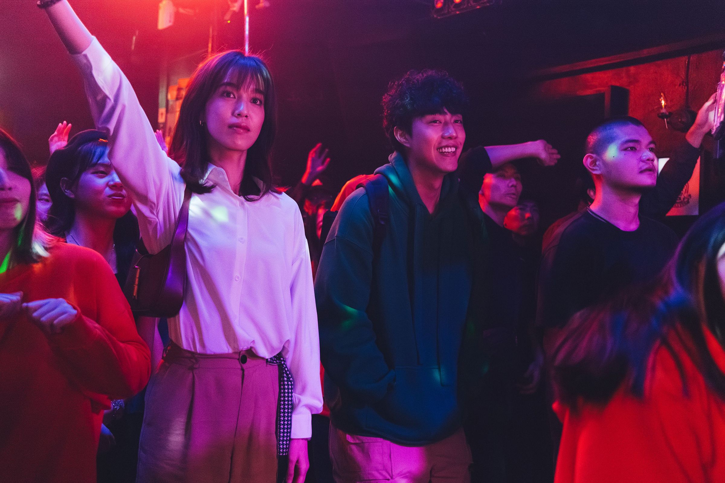 蔡凡熙（右）邀陳庭妮（左）看演唱會表露心意。（逆光電影股份有限公司提供）