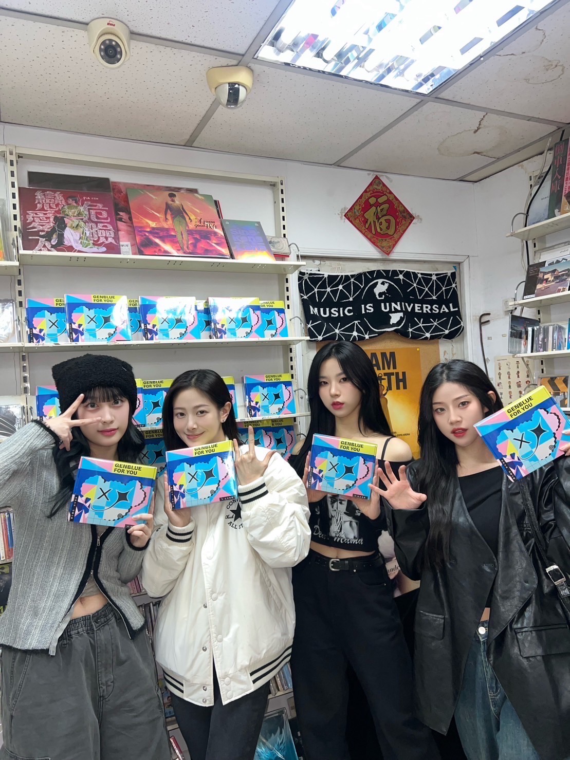 GENBLUE幻藍⼩熊發行首張專輯《For You》，BIDO（左）、XXIN、Ayeon（阿勇）與容容到唱片行買自己的專輯，還打算回去9人一起「開箱」。（天空娛樂提供）