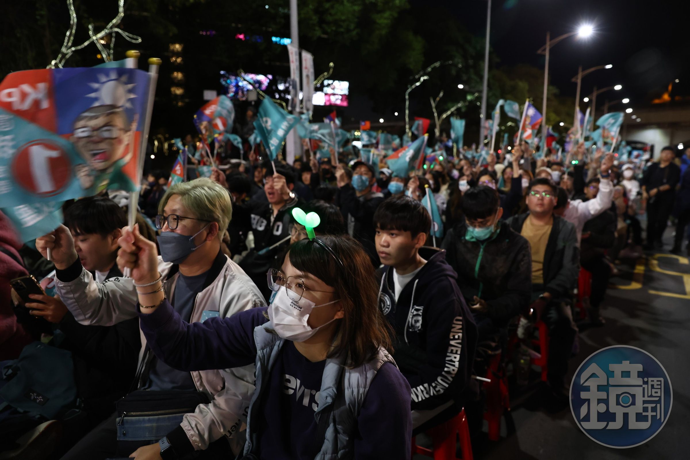 柯文哲宣布敗選,台下支持者雖難過,不果仍加油打氣喊出「沒有輸」。