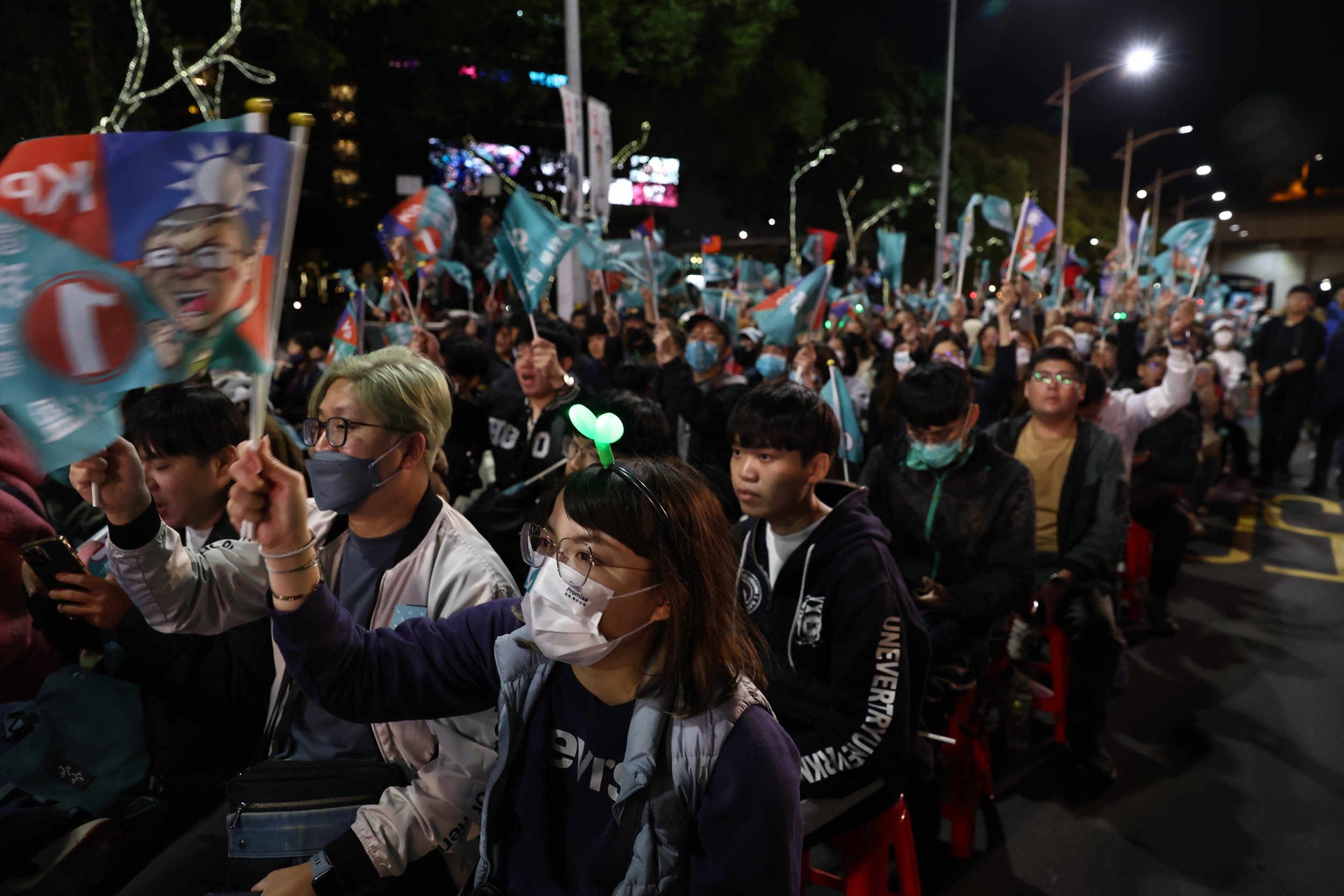 柯文哲宣布敗選，台下支持者雖難過，不果仍加油打氣喊出「沒有輸」。