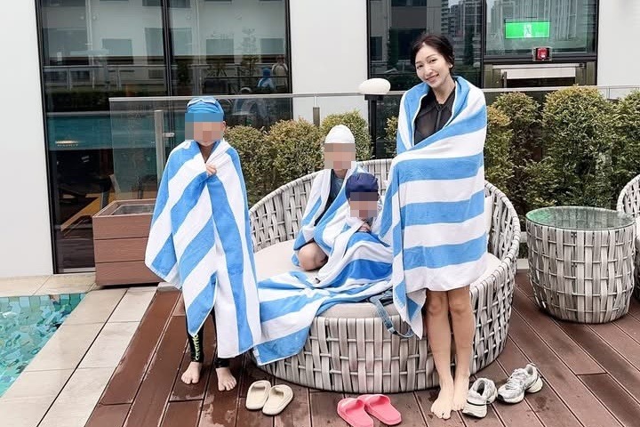 Grace和男星阿翔育有3個孩子，日前帶著孩子們去飯店泳池玩水。（翻攝自Out Of Control 媽咪Grace臉書）