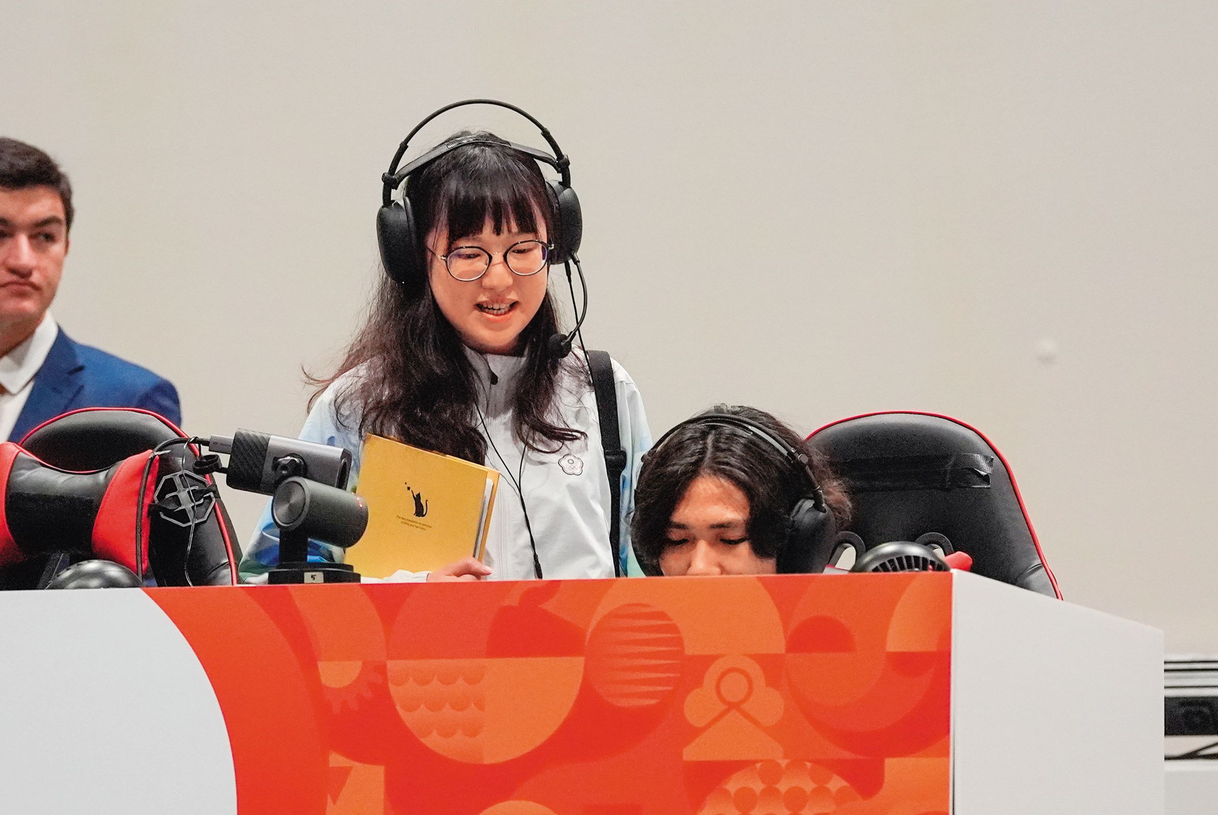 面對爭議，陳宣儒（左）怕影響選手士氣及成績，選擇隱忍十多天。（亞運電競代表團提供）