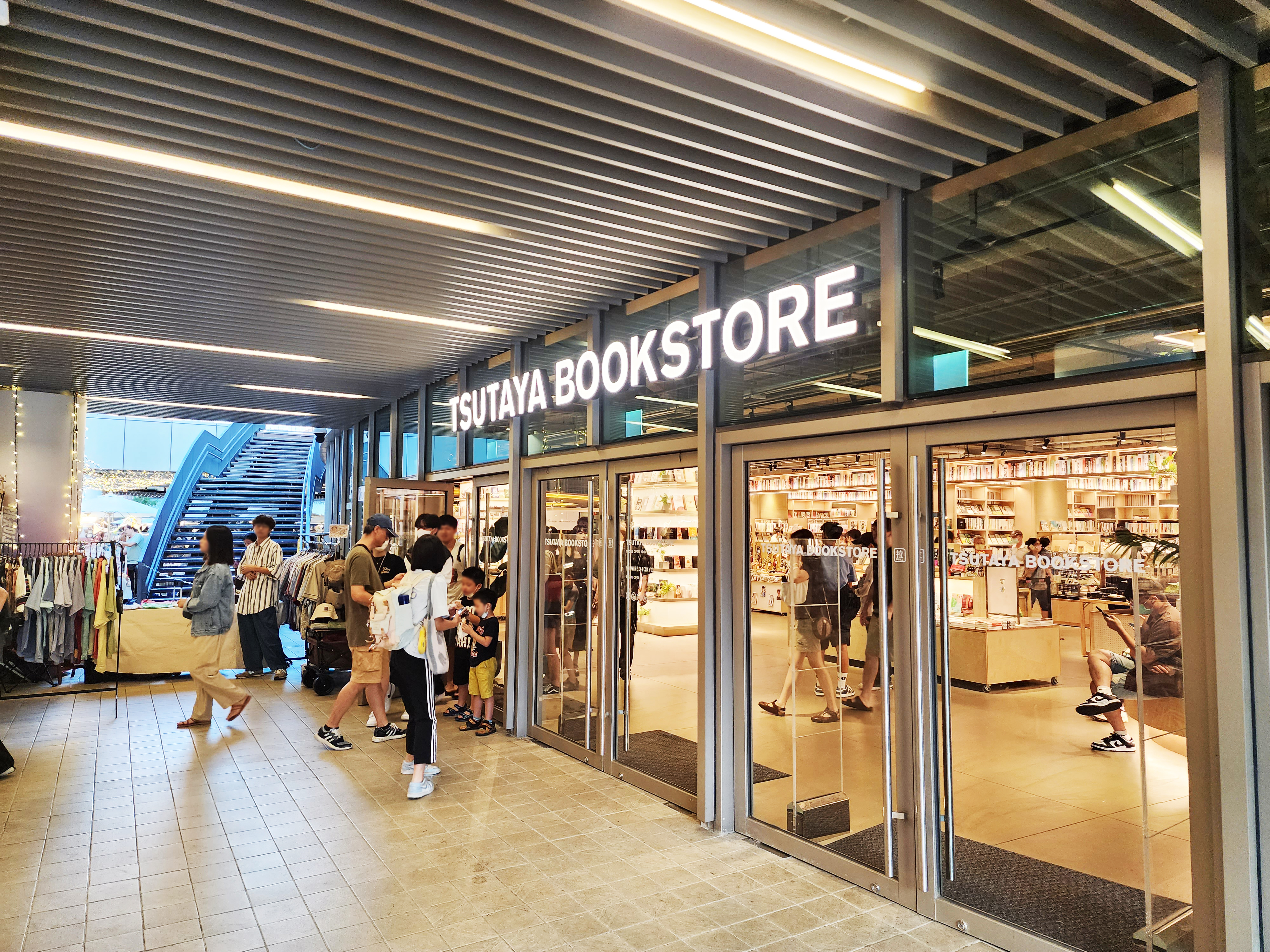 桃園市圖書館新總館內的日本國際書店品牌蔦屋，除了設立簡單的餐飲區，旁邊還有星巴克可以喝咖啡。