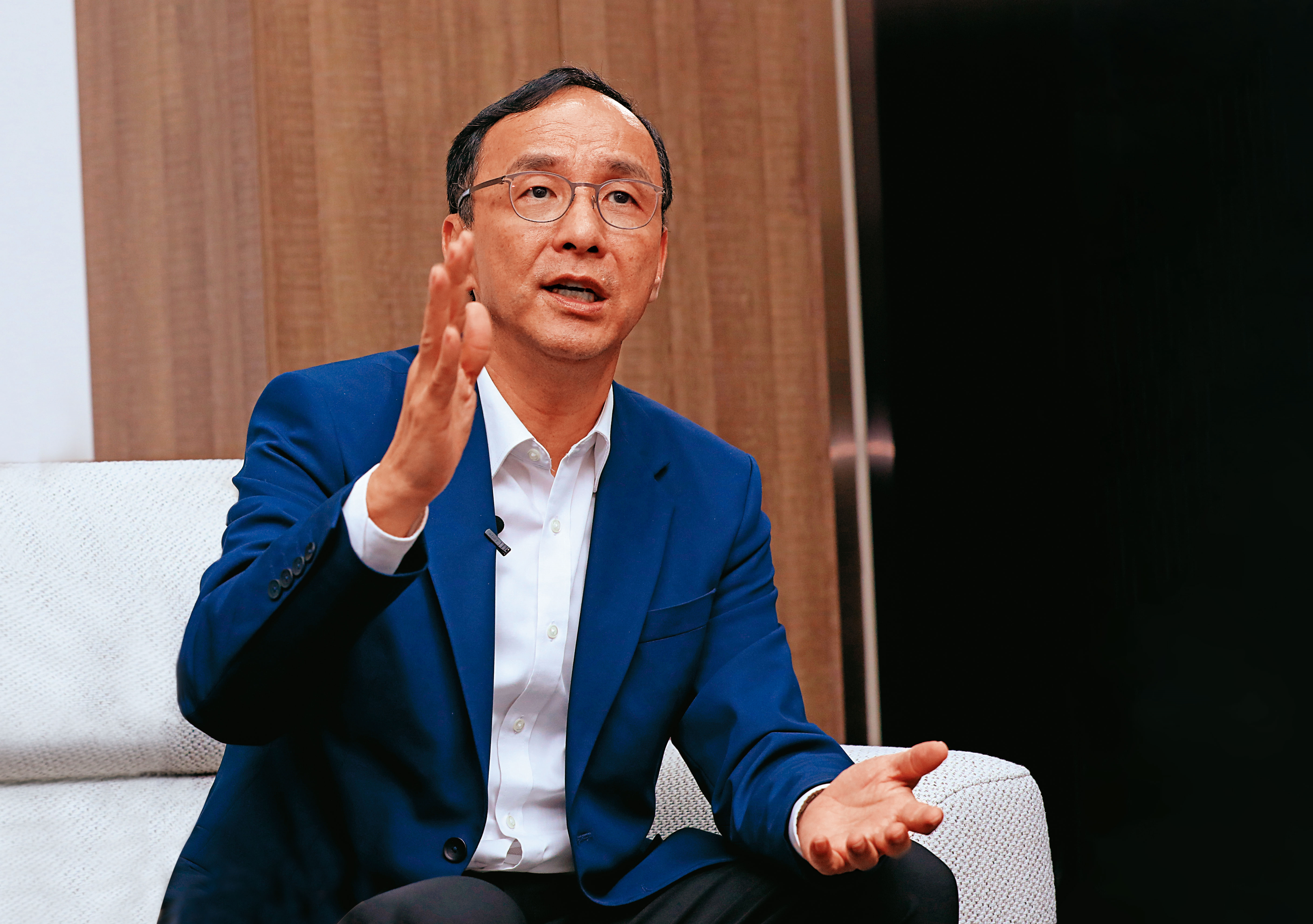 大選逼近，國民黨主席朱立倫接受本刊專訪表示，藍營的目標就是力拚國會過半、重返執政。