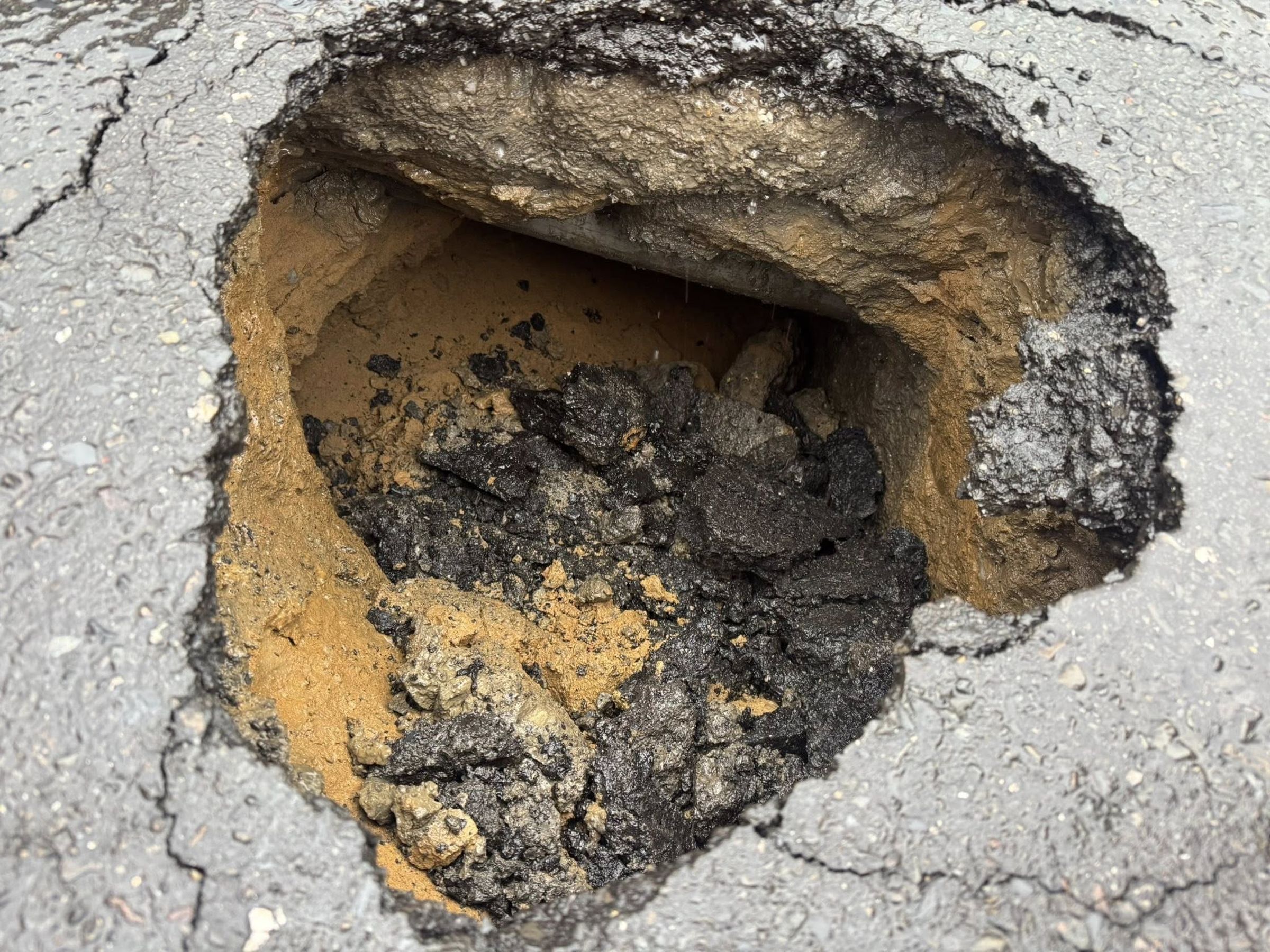 基隆中山區中和路與復興路口出現深約1公尺、長寬40公分的坑洞(翻攝自臉書@施偉政)