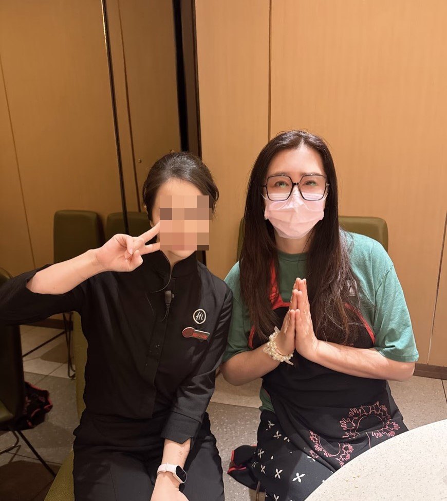 王祖賢與海底撈員工合照。(翻攝小紅書)