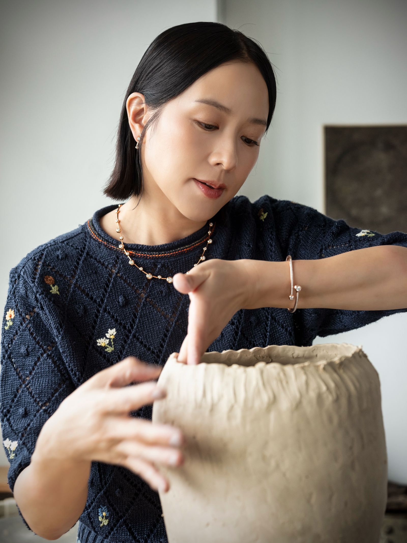 林嘉欣7年來一頭栽進陶土世界，至今已辦過3次個人陶藝展。（林嘉欣IG）