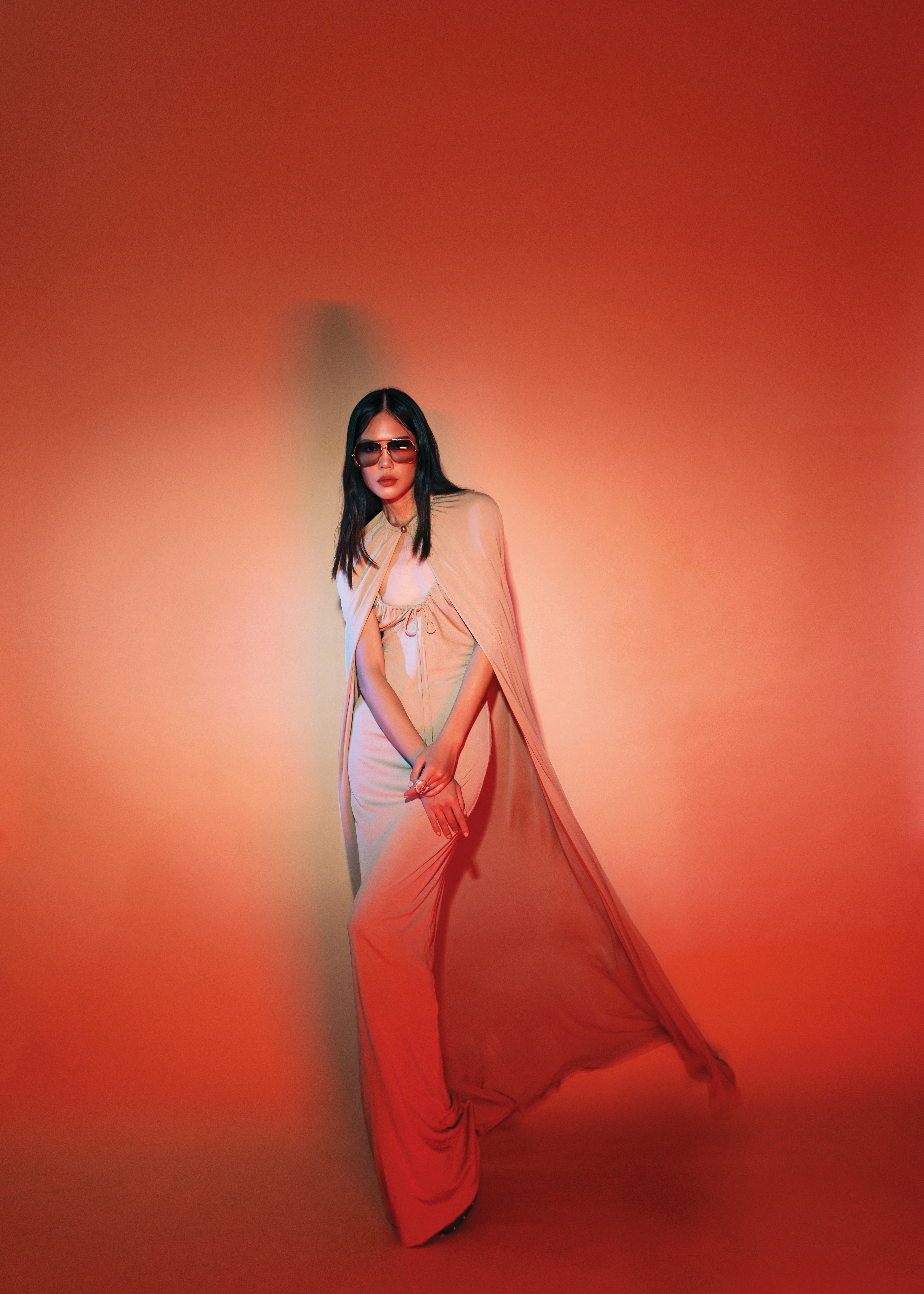 米色斗篷NT$96,000 by DIOR／米色長洋裝NT$105,000 by DIOR／棕色鉚釘木屐跟鞋NT$31,800 by Chloé／Leonore銀框紫綠漸層墨鏡NT$16,400 by Chloé／Glaçon金色飾面戒指NT$17,000 by CELINE BY HEDI SLIMANE