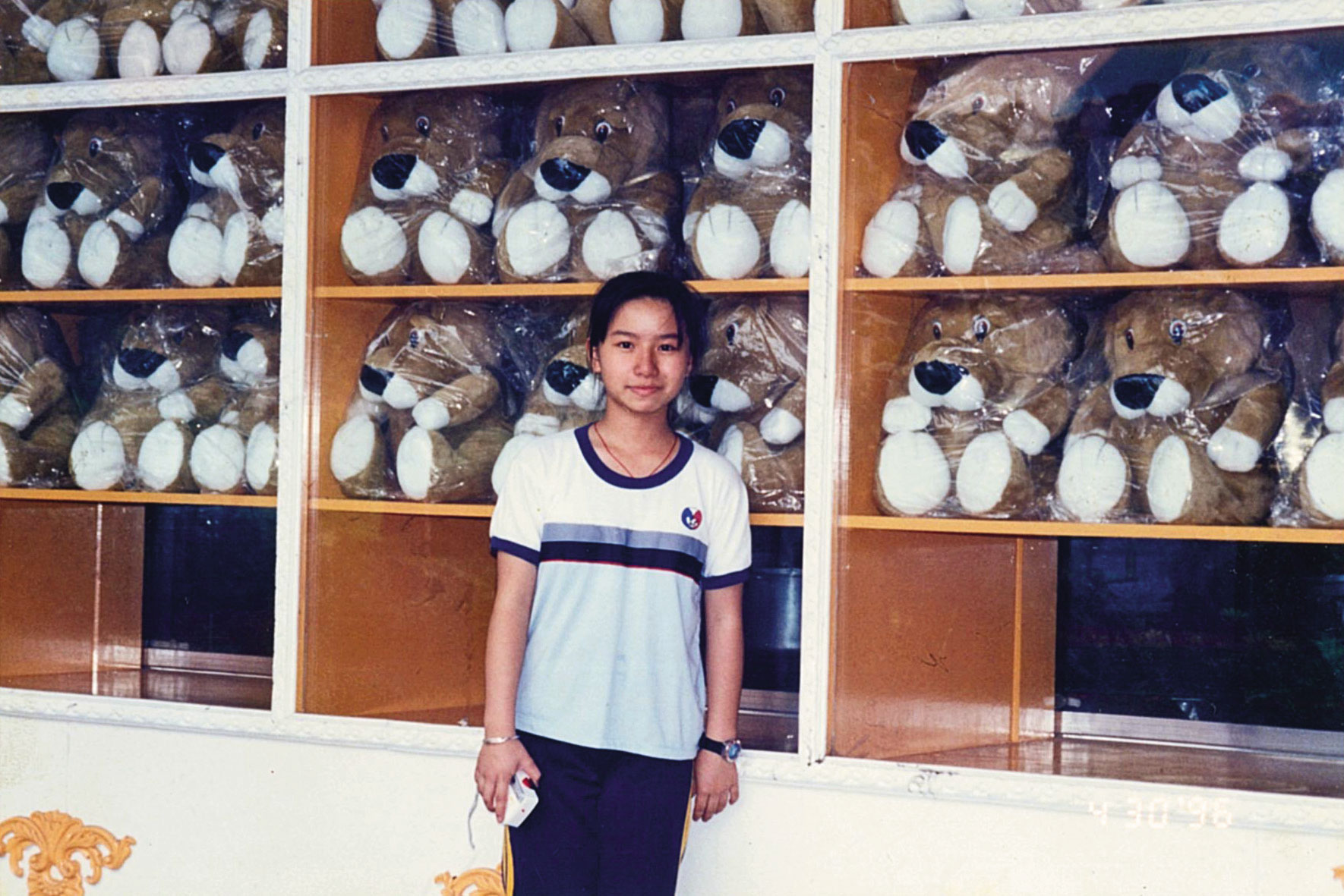 陳子婷（圖）出生後從母姓，她曾在吳火獅資助下赴日生活，回台考高職聯考時是榜首。（讀者提供）