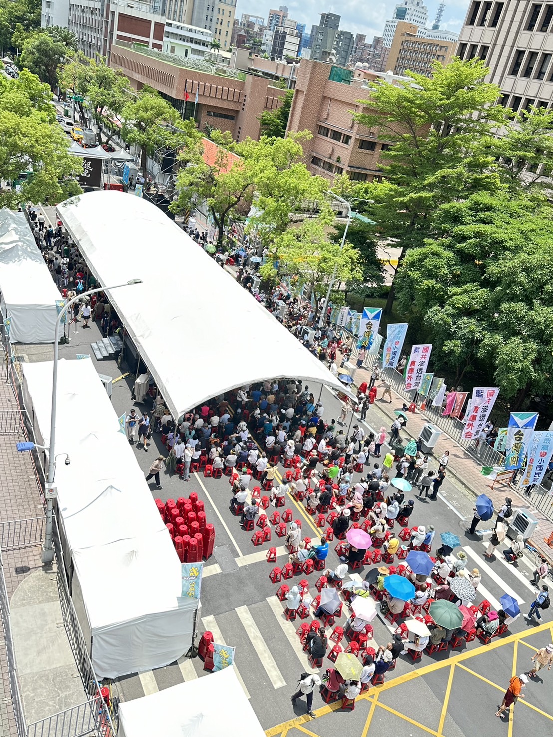 公民團體呼籲民眾共同參與青鳥行動，捍衛台灣的未來。