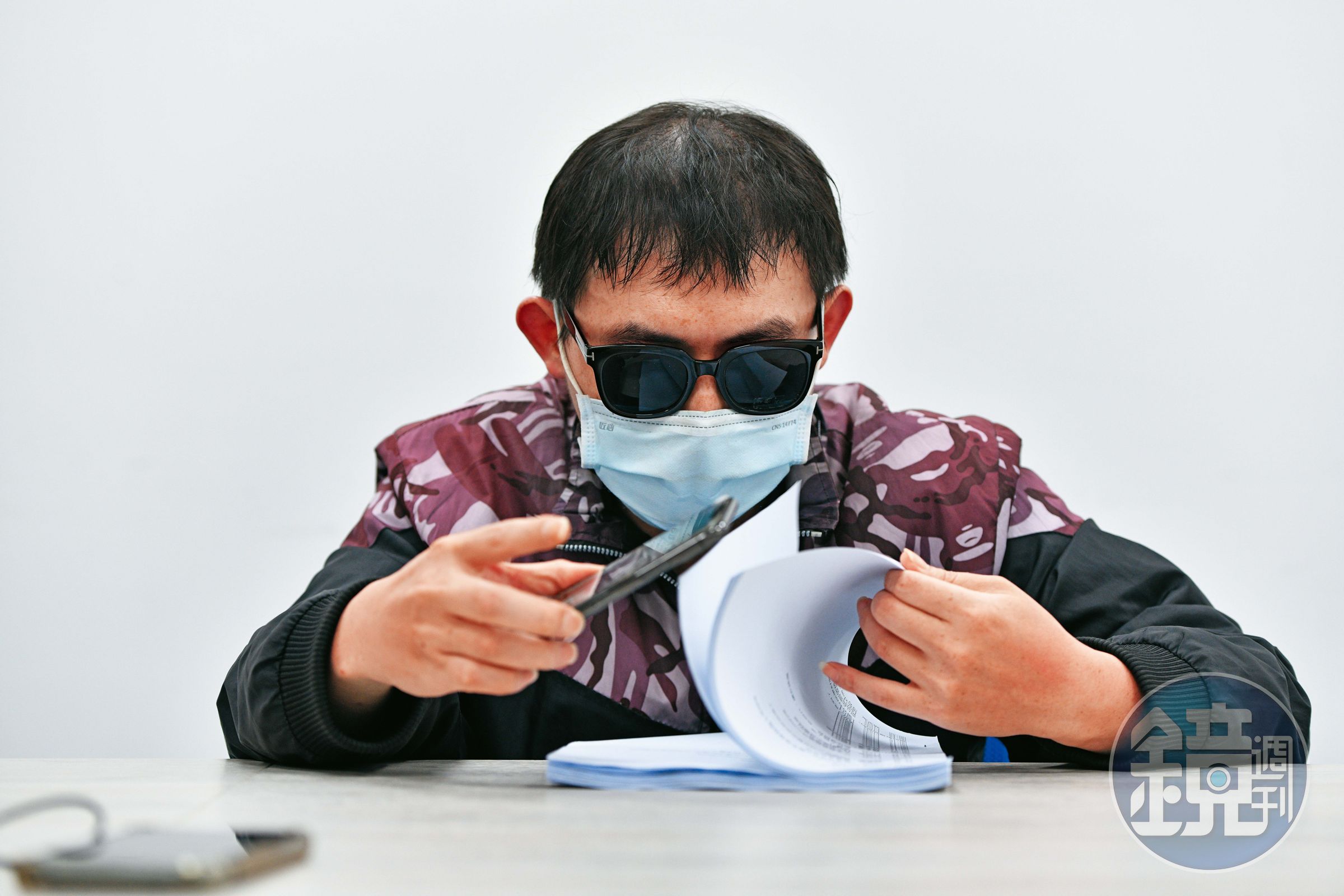趙先生(圖)被婚友社老闆林雅雯拐去當掛名負責人,背負不少債務。