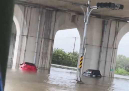 嘉義朴子82橋下路段淹水嚴重，汽車幾近半車泡水。（Threads網友@q111787 授權提供）