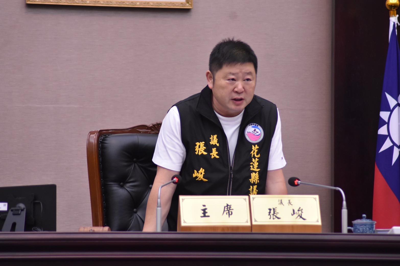 張峻轟「傅崐萁在哪裡，哪裡就生亂；傅崐萁到哪裡，哪裡必衰亡」。（翻攝自臉書@張峻）