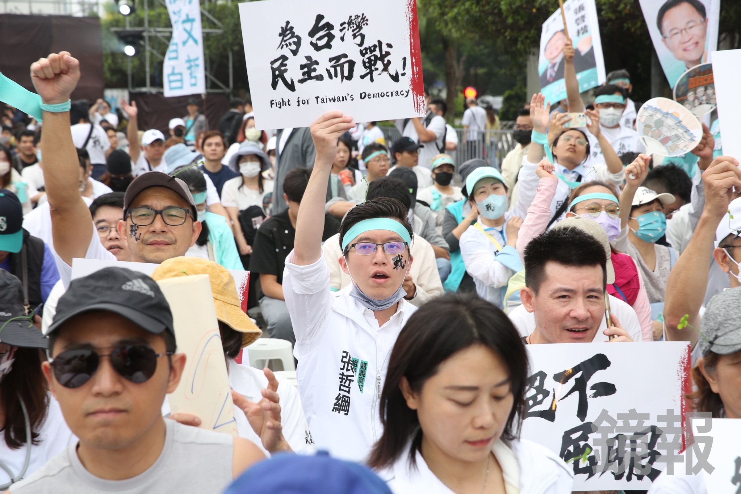 許多「小草」響應民眾黨號召,上凱道聲援柯文哲。(鏡報董孟航)