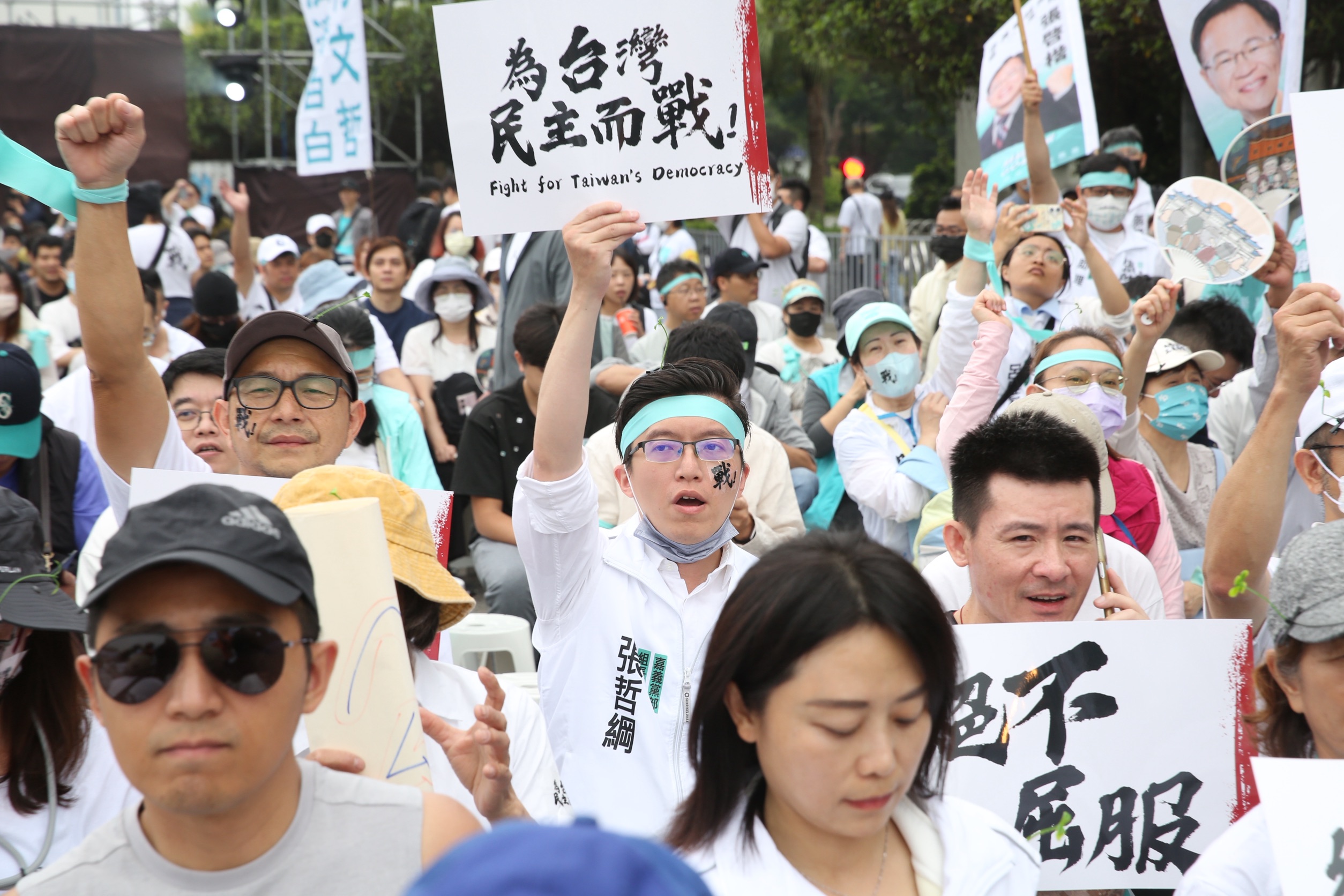 許多「小草」響應民眾黨號召，上凱道聲援柯文哲。（鏡報董孟航）