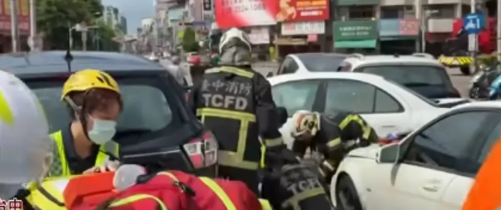 劉女毒駕闖紅燈致1死5傷慘重車禍。（翻攝畫面）