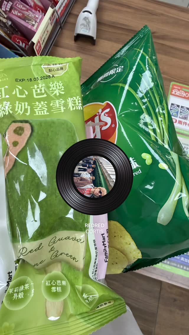 Cindy以綠色為主的零食與甜食包裝讓人有所聯想。（翻攝網路）