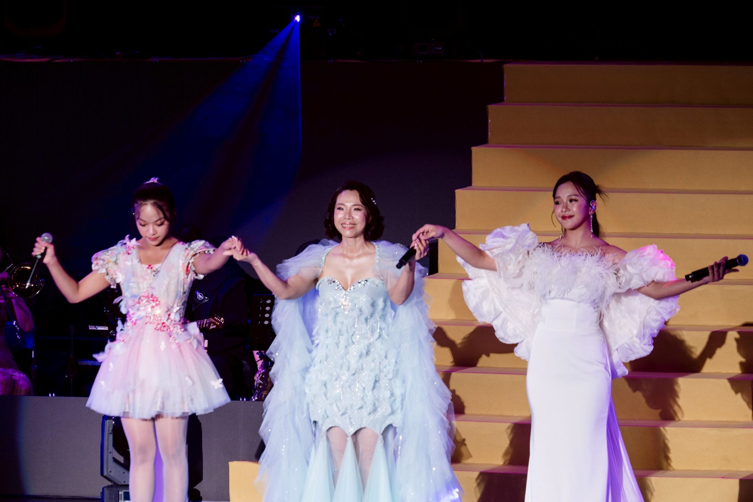 曾心梅(中)與賴慧如(右)、15歲超實力女聲鍾采穎合作演繹台語組曲。(萬星傳播提供)